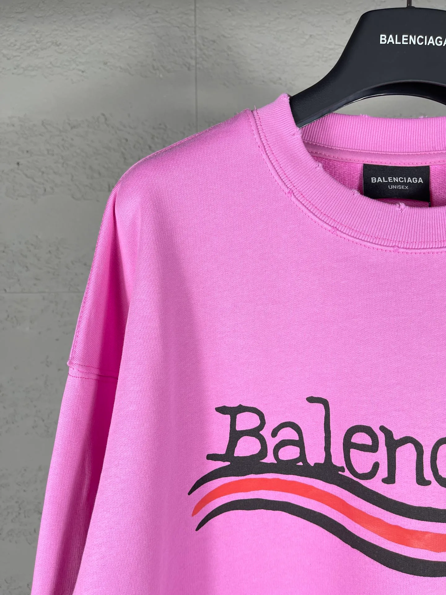 🅿️260 real photos [Top version. Official website quality] BALENCI*GA/Paris #New front and rear Coke classic LOGO graffiti round neck sweatshirt #2023 autumn and winter new style. Brick cabinet synchronization.                       The fabric is made of Paris ZP custom-woven and dyed cotton sweatshirt. The weight is 450 grams. The cloth surface is clean. The cloth pattern is clear, soft and comfortable. The color fastness is good. It is not easy to change color. The printing uses a circular machine to imitate hand-painted effects. There are no burrs. The color is returned to the original board and the brick cabinet is restored. The version adopts OS loose shoulder design. Same style for men and women. Code: BL235570 Color: black, pink Size: XS S M L