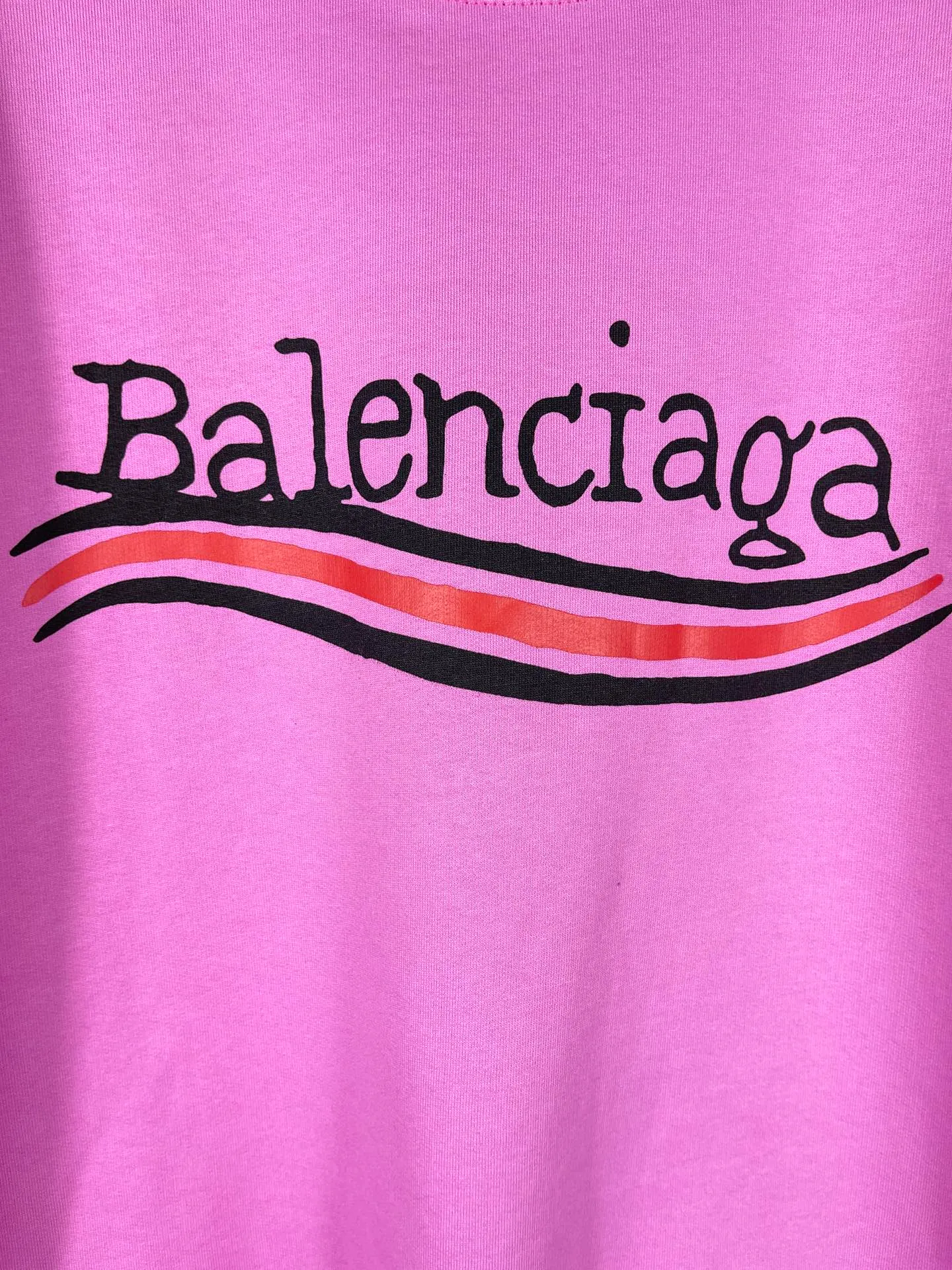 🅿️260 real photos [Top version. Official website quality] BALENCI*GA/Paris #New front and rear Coke classic LOGO graffiti round neck sweatshirt #2023 autumn and winter new style. Brick cabinet synchronization.                       The fabric is made of Paris ZP custom-woven and dyed cotton sweatshirt. The weight is 450 grams. The cloth surface is clean. The cloth pattern is clear, soft and comfortable. The color fastness is good. It is not easy to change color. The printing uses a circular machine to imitate hand-painted effects. There are no burrs. The color is returned to the original board and the brick cabinet is restored. The version adopts OS loose shoulder design. Same style for men and women. Code: BL235570 Color: black, pink Size: XS S M L