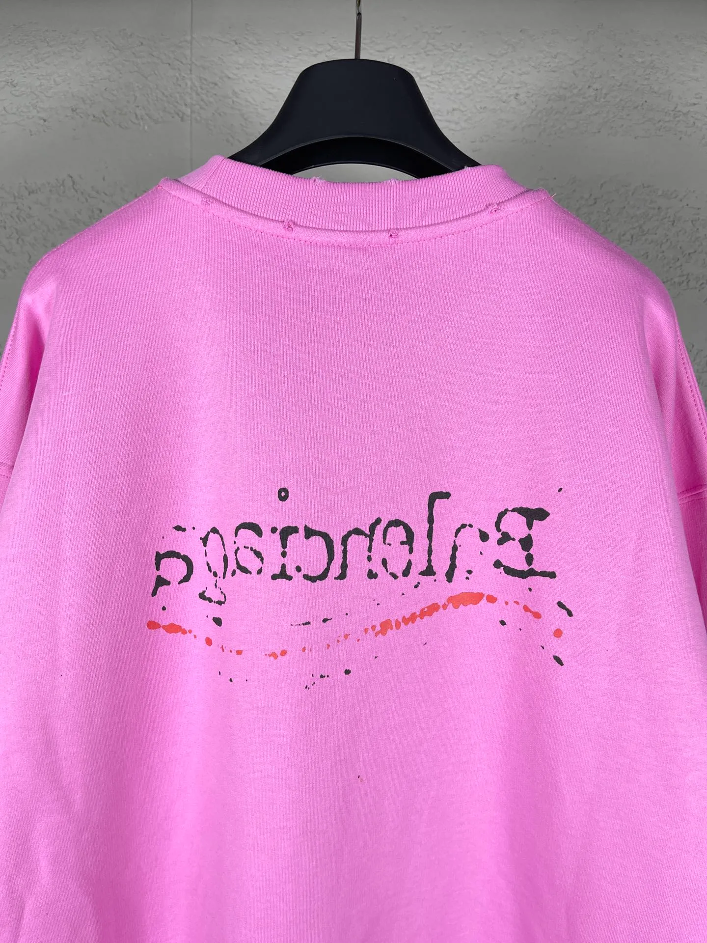 🅿️260 real photos [Top version. Official website quality] BALENCI*GA/Paris #New front and rear Coke classic LOGO graffiti round neck sweatshirt #2023 autumn and winter new style. Brick cabinet synchronization.                       The fabric is made of Paris ZP custom-woven and dyed cotton sweatshirt. The weight is 450 grams. The cloth surface is clean. The cloth pattern is clear, soft and comfortable. The color fastness is good. It is not easy to change color. The printing uses a circular machine to imitate hand-painted effects. There are no burrs. The color is returned to the original board and the brick cabinet is restored. The version adopts OS loose shoulder design. Same style for men and women. Code: BL235570 Color: black, pink Size: XS S M L