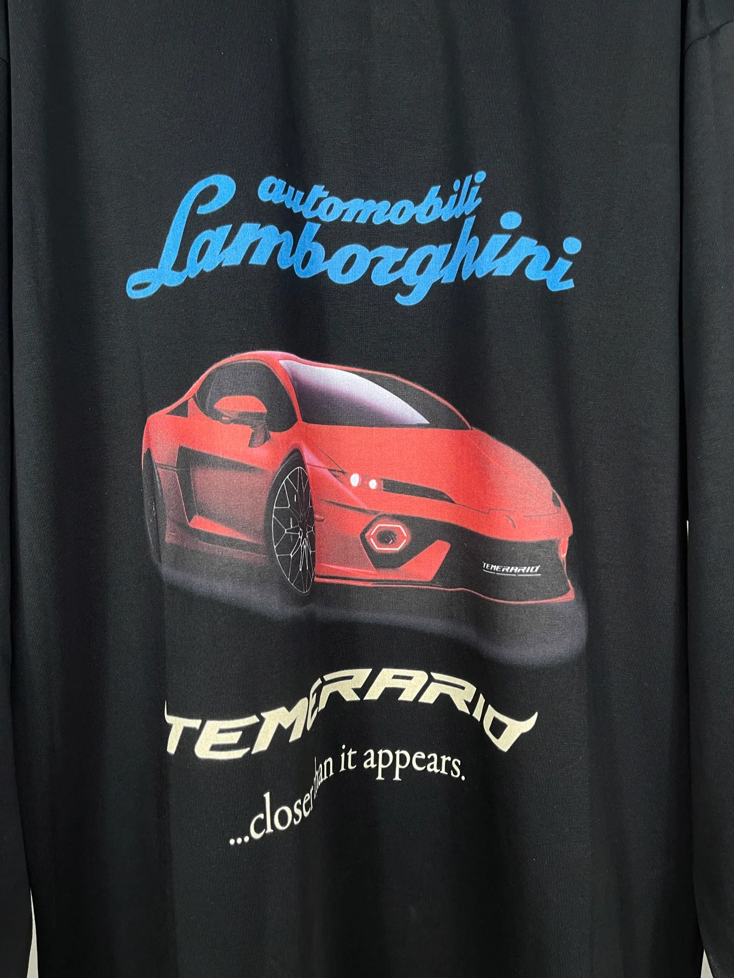 🅿️230 real photos [Top version. Official website quality] BALENCI*GA/Paris co-branded Lamborghini Lamborghini front and back left and right sleeves direct-injection printed long-sleeved T-shirt # SS25 latest model. Research and development at the first time, different market currencies. Comparisons welcome. The fabric is made of Paris ZP custom-woven and dyed cotton double yarn. Weighing 260 grams, the cloth surface is clean. The cloth pattern is clear, soft and comfortable. The threads are dyed with no color difference. Printing adopts computer direct printing. The pattern letters are clear, three-dimensional and without burrs. Jubie market produces pictures based on pictures. Welcome to compare. The version adopts OS loose shoulder design. Same style for men and women. Code: BL255071 Color: white gray, black Size: XS S M L