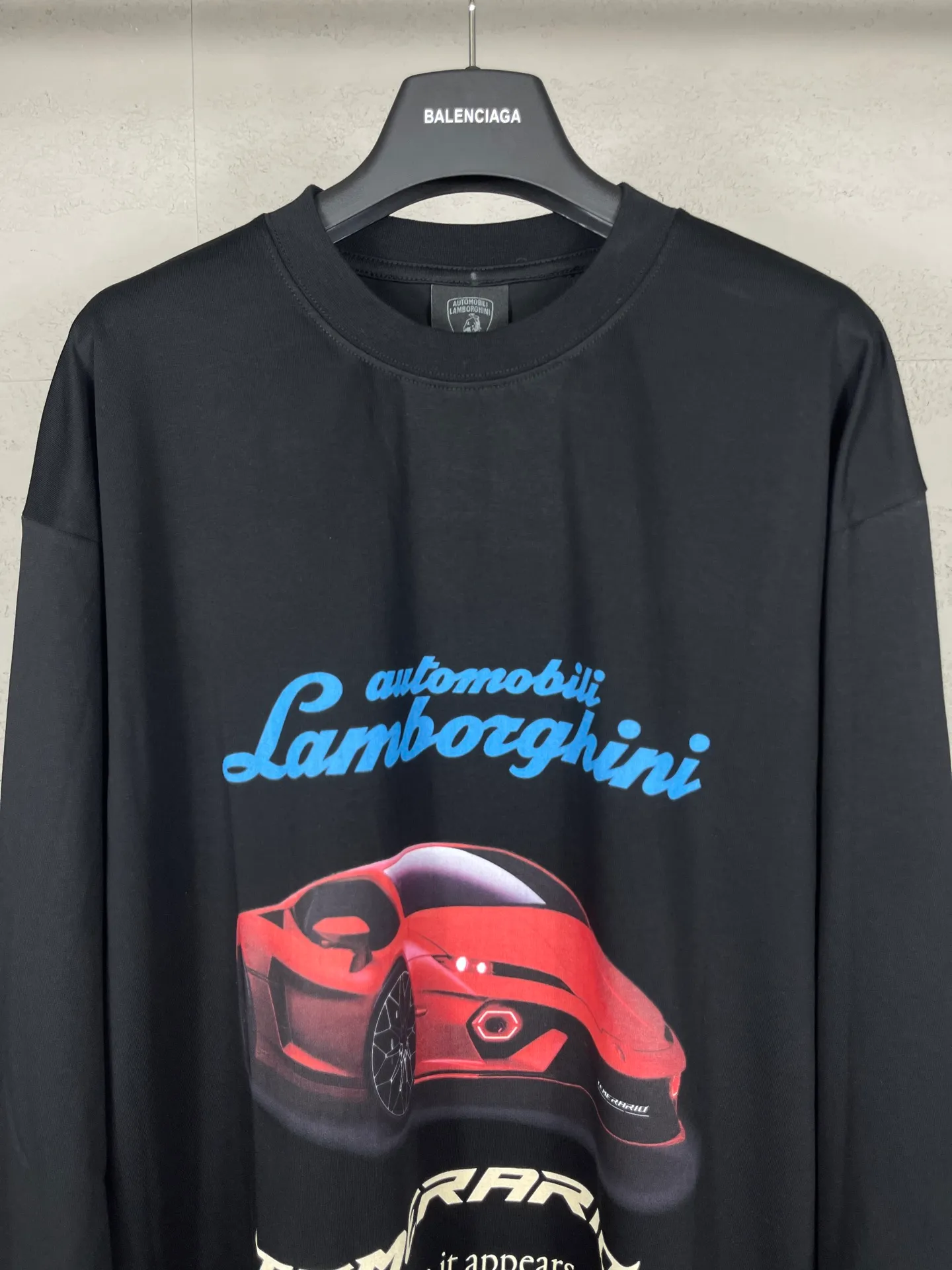 🅿️230 real photos [Top version. Official website quality] BALENCI*GA/Paris co-branded Lamborghini Lamborghini front and back left and right sleeves direct-injection printed long-sleeved T-shirt # SS25 latest model. Research and development at the first time, different market currencies. Comparisons welcome. The fabric is made of Paris ZP custom-woven and dyed cotton double yarn. Weighing 260 grams, the cloth surface is clean. The cloth pattern is clear, soft and comfortable. The threads are dyed with no color difference. Printing adopts computer direct printing. The pattern letters are clear, three-dimensional and without burrs. Jubie market produces pictures based on pictures. Welcome to compare. The version adopts OS loose shoulder design. Same style for men and women. Code: BL255071 Color: white gray, black Size: XS S M L