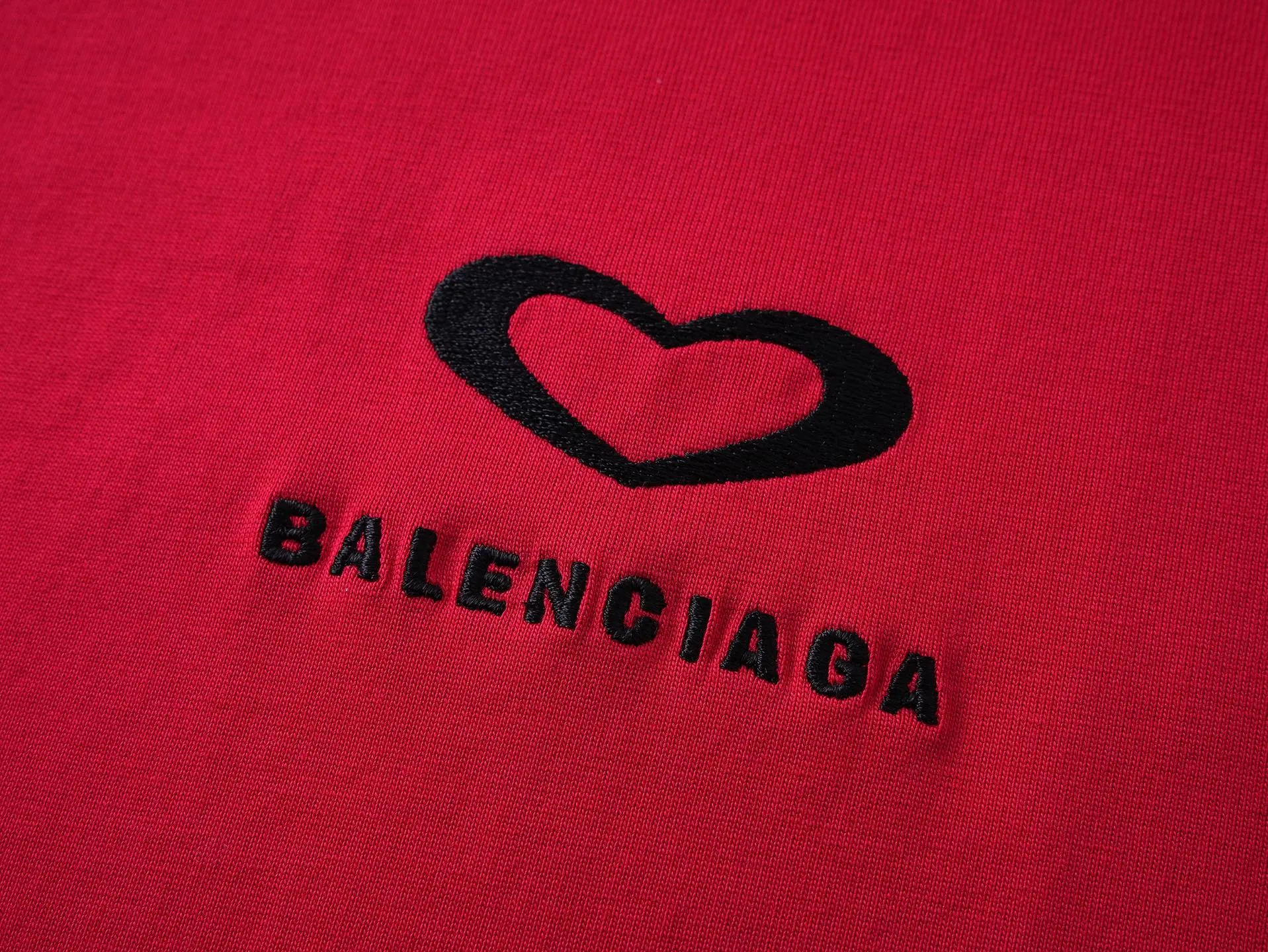 🅿️186 real photos [Top version. Official website quality] BALENCI*GA/Paris. SS25 latest model, Paris Chinese Valentine's Day limited edition, short-sleeved T-shirt with love LOGO embroidery on the front and love LOGO printing on the back. Brick cabinet synchronization. Genuine product developed at the first time, welcome to compare! The fabric is made of Paris ZP custom-woven and dyed cotton double yarn. Weighing 260 grams, the cloth surface is clean. The cloth pattern is clear, soft and comfortable. The threads are dyed with no color difference. The embroidery is done using imported Tajima embroidery machines. The printing uses environmentally friendly imported rubber paddles. The letters are clear and the effect is three-dimensional. The version adopts OS loose shoulder design. Same style for men and women. Code: BL253721 Color: black, red, pink, off-white Size: XS S M L