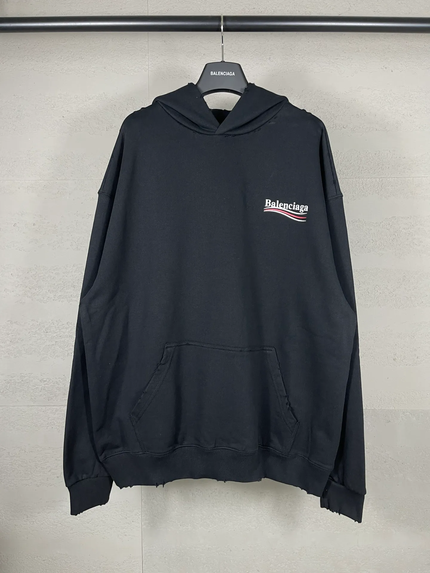 🅿️300 Actual pictures [Top version. Official website quality] BALENCI*GA/Paris# classic model, 2023 autumn and winter new style. Coke cracked printed worn distressed long-sleeved hooded sweatshirt. The fabric is made of Paris ZP custom-woven and dyed cotton double yarn David sweater. The weight is 450 grams, the cloth surface is clean. The cloth pattern is clear, soft and comfortable. The threads are dyed with no color difference. The classic pattern printing uses environmentally friendly imported glue, split printing, precision stencil, clear letters, no burrs, and strong three-dimensional effect. The garments are worn and worn. All colors are synchronized with the brick cabinets, custom woven and dyed, and will not fade. Different market currencies. The version adopts OS loose shoulder design. Same style for men and women. Code: BL238029 Color: black, smoke gray, plain blue, off-white Size: XS S M L
