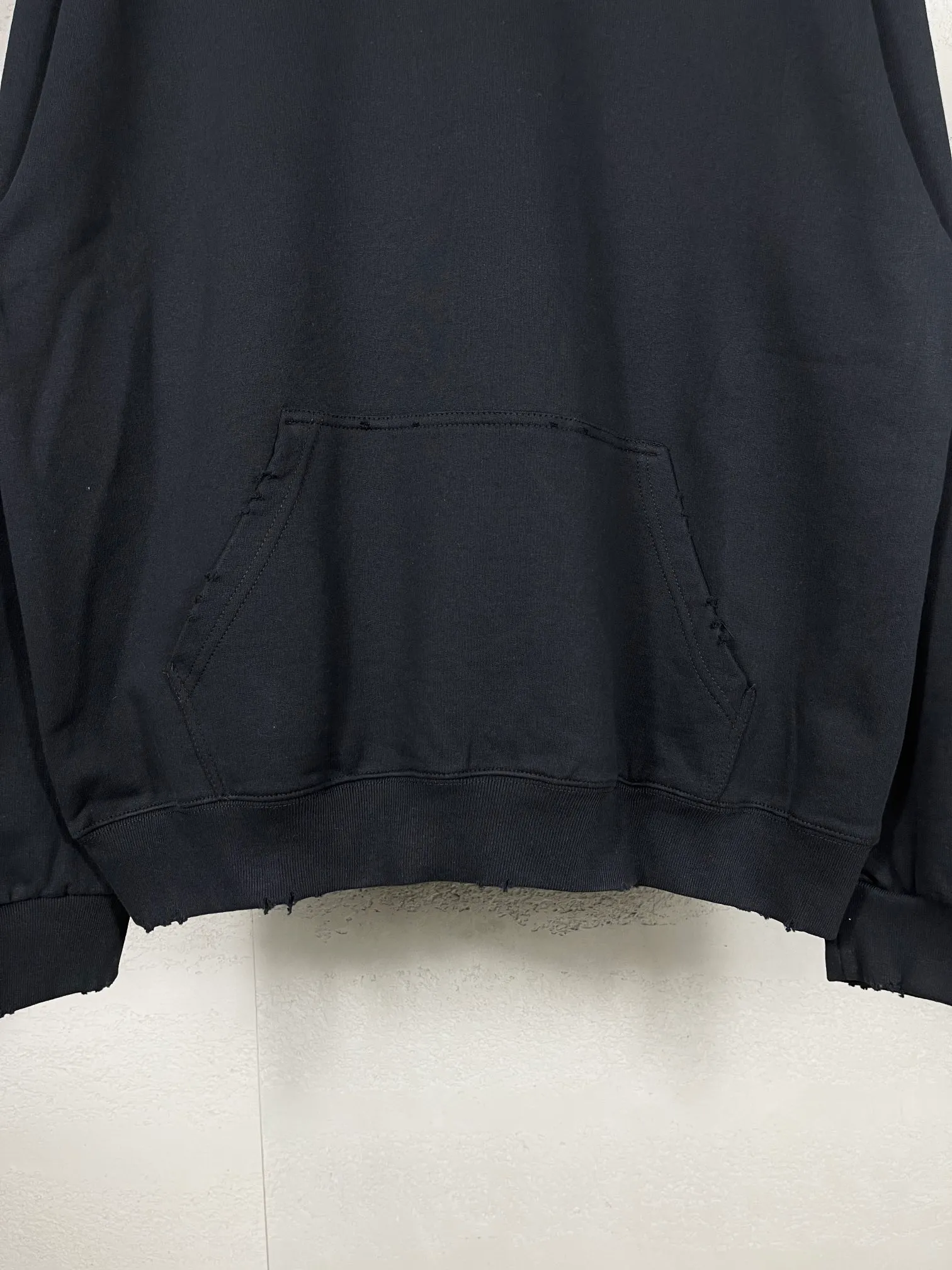 🅿️300 Actual pictures [Top version. Official website quality] BALENCI*GA/Paris# classic model, 2023 autumn and winter new style. Coke cracked printed worn distressed long-sleeved hooded sweatshirt. The fabric is made of Paris ZP custom-woven and dyed cotton double yarn David sweater. The weight is 450 grams, the cloth surface is clean. The cloth pattern is clear, soft and comfortable. The threads are dyed with no color difference. The classic pattern printing uses environmentally friendly imported glue, split printing, precision stencil, clear letters, no burrs, and strong three-dimensional effect. The garments are worn and worn. All colors are synchronized with the brick cabinets, custom woven and dyed, and will not fade. Different market currencies. The version adopts OS loose shoulder design. Same style for men and women. Code: BL238029 Color: black, smoke gray, plain blue, off-white Size: XS S M L