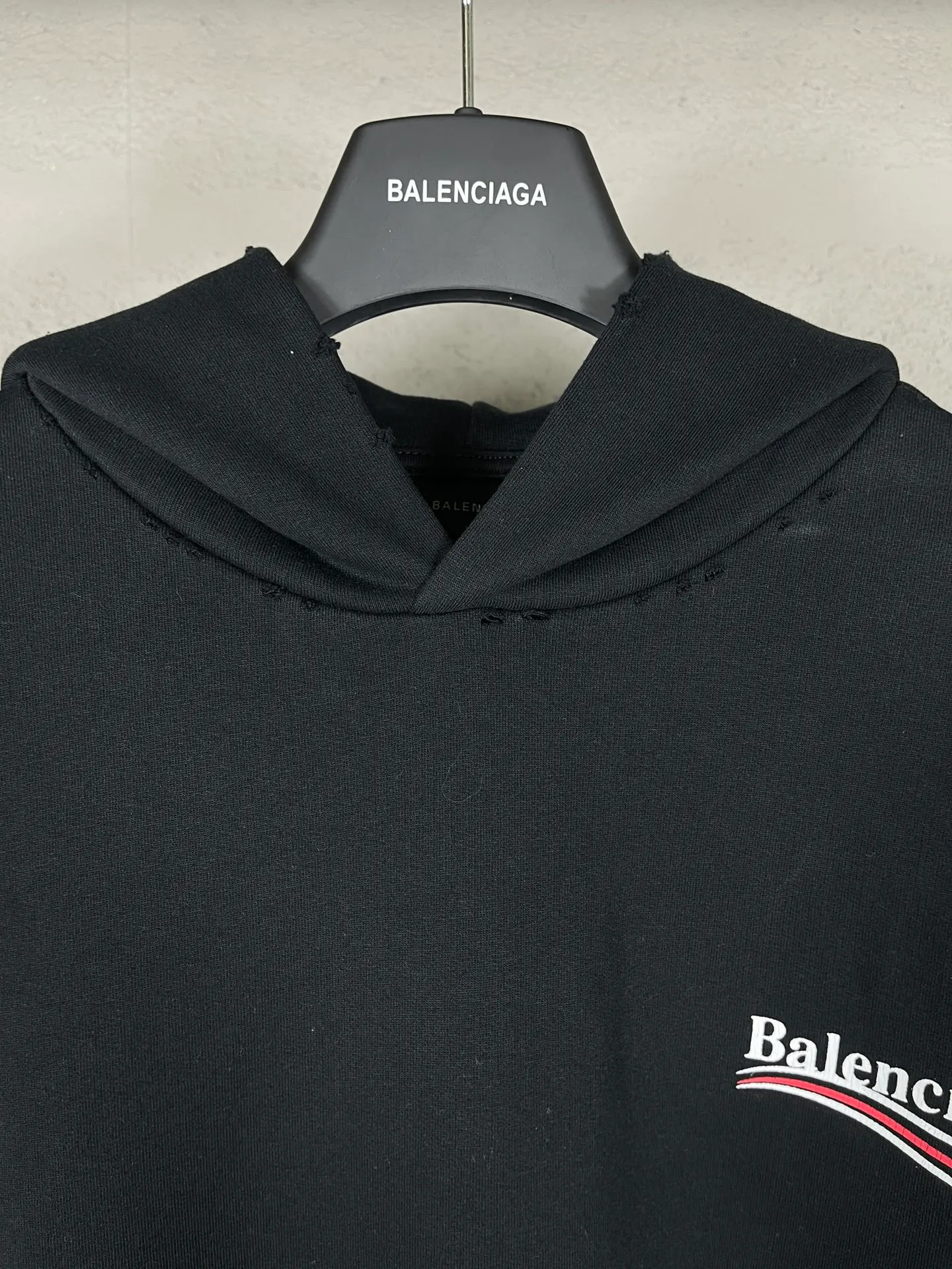 🅿️300 Actual pictures [Top version. Official website quality] BALENCI*GA/Paris# classic model, 2023 autumn and winter new style. Coke cracked printed worn distressed long-sleeved hooded sweatshirt. The fabric is made of Paris ZP custom-woven and dyed cotton double yarn David sweater. The weight is 450 grams, the cloth surface is clean. The cloth pattern is clear, soft and comfortable. The threads are dyed with no color difference. The classic pattern printing uses environmentally friendly imported glue, split printing, precision stencil, clear letters, no burrs, and strong three-dimensional effect. The garments are worn and worn. All colors are synchronized with the brick cabinets, custom woven and dyed, and will not fade. Different market currencies. The version adopts OS loose shoulder design. Same style for men and women. Code: BL238029 Color: black, smoke gray, plain blue, off-white Size: XS S M L