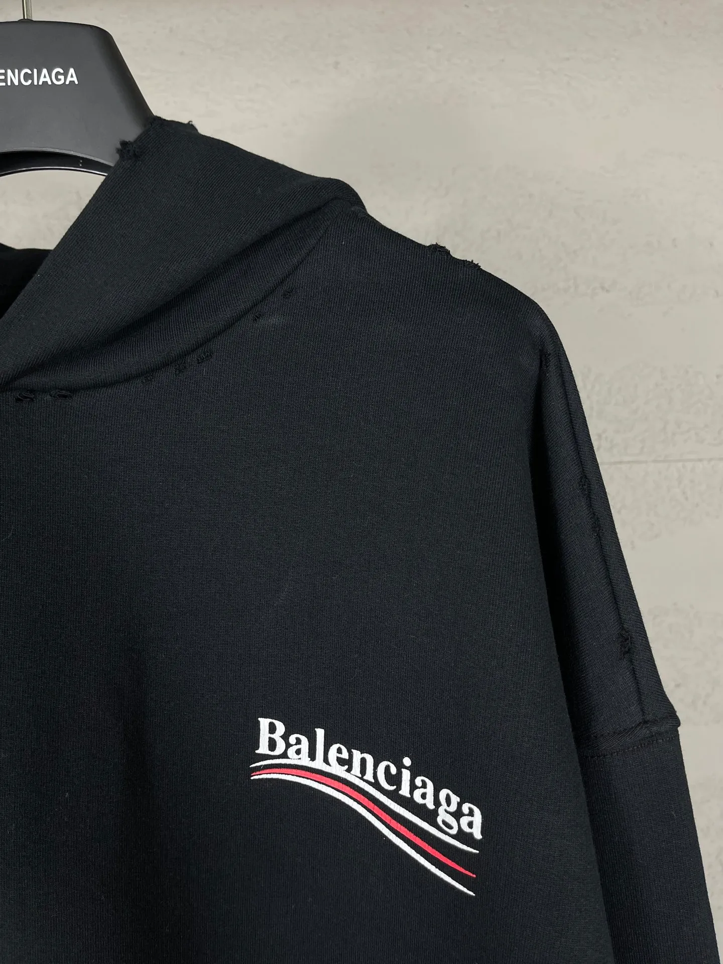 🅿️300 Actual pictures [Top version. Official website quality] BALENCI*GA/Paris# classic model, 2023 autumn and winter new style. Coke cracked printed worn distressed long-sleeved hooded sweatshirt. The fabric is made of Paris ZP custom-woven and dyed cotton double yarn David sweater. The weight is 450 grams, the cloth surface is clean. The cloth pattern is clear, soft and comfortable. The threads are dyed with no color difference. The classic pattern printing uses environmentally friendly imported glue, split printing, precision stencil, clear letters, no burrs, and strong three-dimensional effect. The garments are worn and worn. All colors are synchronized with the brick cabinets, custom woven and dyed, and will not fade. Different market currencies. The version adopts OS loose shoulder design. Same style for men and women. Code: BL238029 Color: black, smoke gray, plain blue, off-white Size: XS S M L