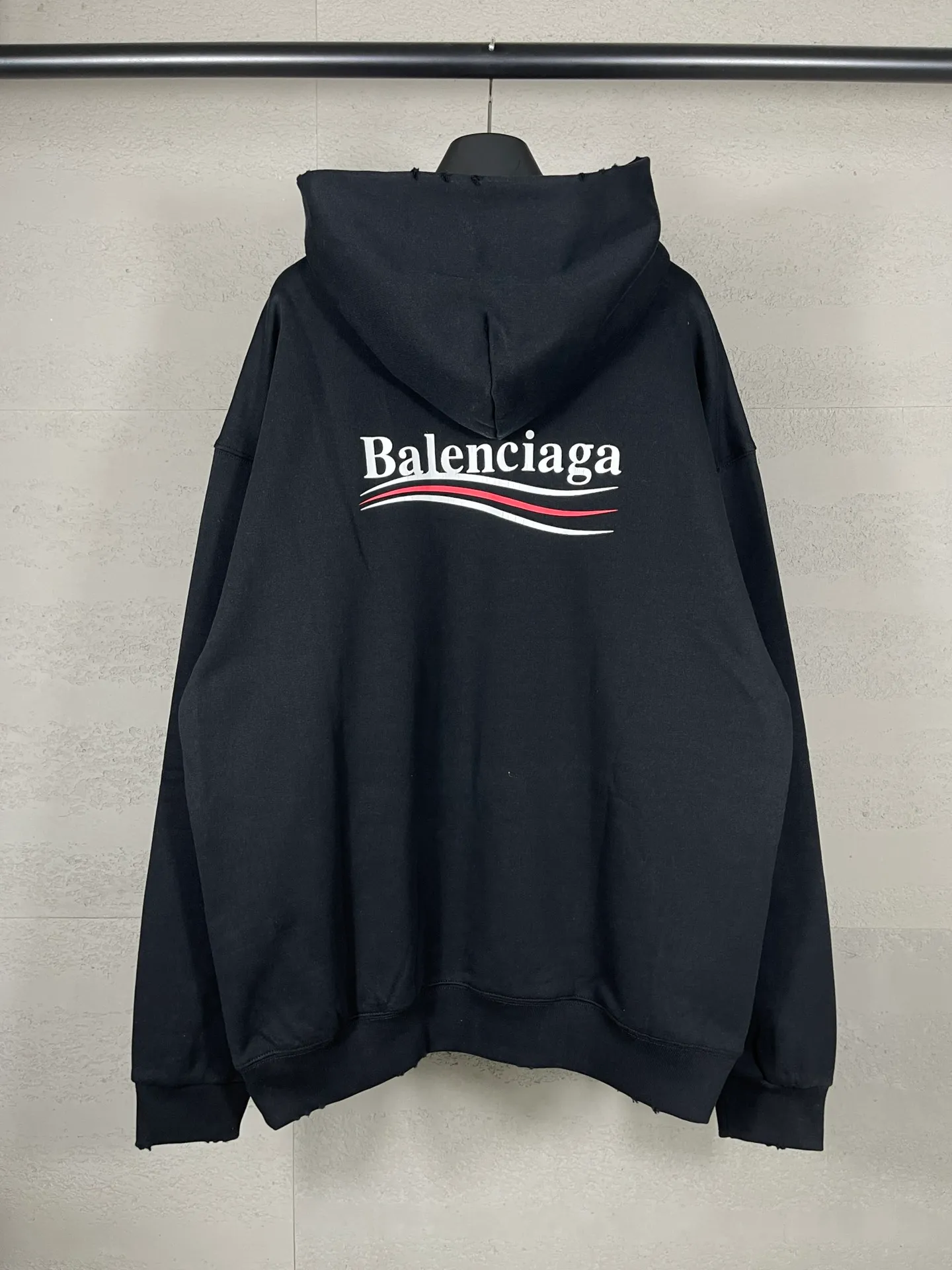 🅿️300 Actual pictures [Top version. Official website quality] BALENCI*GA/Paris# classic model, 2023 autumn and winter new style. Coke cracked printed worn distressed long-sleeved hooded sweatshirt. The fabric is made of Paris ZP custom-woven and dyed cotton double yarn David sweater. The weight is 450 grams, the cloth surface is clean. The cloth pattern is clear, soft and comfortable. The threads are dyed with no color difference. The classic pattern printing uses environmentally friendly imported glue, split printing, precision stencil, clear letters, no burrs, and strong three-dimensional effect. The garments are worn and worn. All colors are synchronized with the brick cabinets, custom woven and dyed, and will not fade. Different market currencies. The version adopts OS loose shoulder design. Same style for men and women. Code: BL238029 Color: black, smoke gray, plain blue, off-white Size: XS S M L