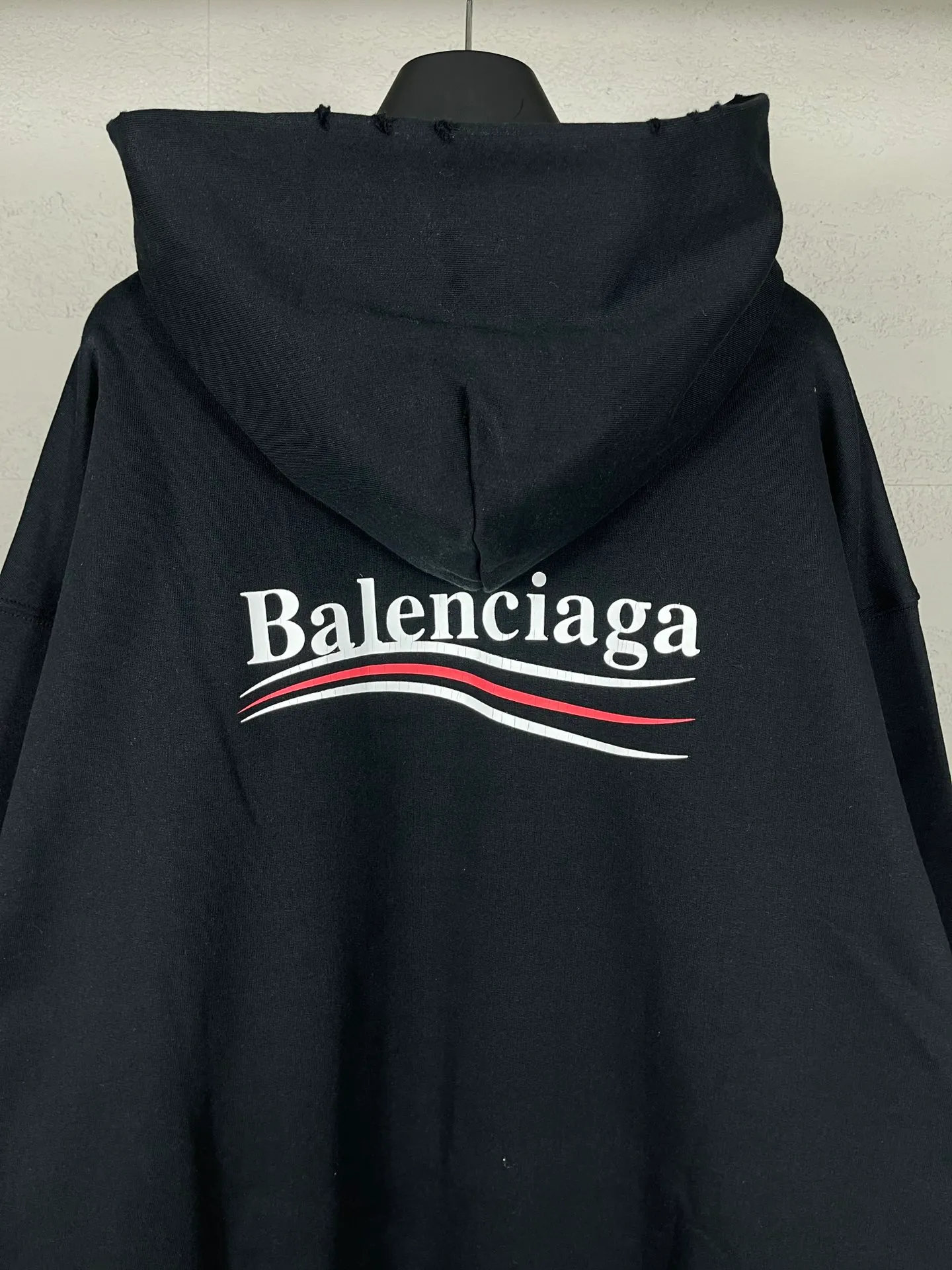 🅿️300 Actual pictures [Top version. Official website quality] BALENCI*GA/Paris# classic model, 2023 autumn and winter new style. Coke cracked printed worn distressed long-sleeved hooded sweatshirt. The fabric is made of Paris ZP custom-woven and dyed cotton double yarn David sweater. The weight is 450 grams, the cloth surface is clean. The cloth pattern is clear, soft and comfortable. The threads are dyed with no color difference. The classic pattern printing uses environmentally friendly imported glue, split printing, precision stencil, clear letters, no burrs, and strong three-dimensional effect. The garments are worn and worn. All colors are synchronized with the brick cabinets, custom woven and dyed, and will not fade. Different market currencies. The version adopts OS loose shoulder design. Same style for men and women. Code: BL238029 Color: black, smoke gray, plain blue, off-white Size: XS S M L