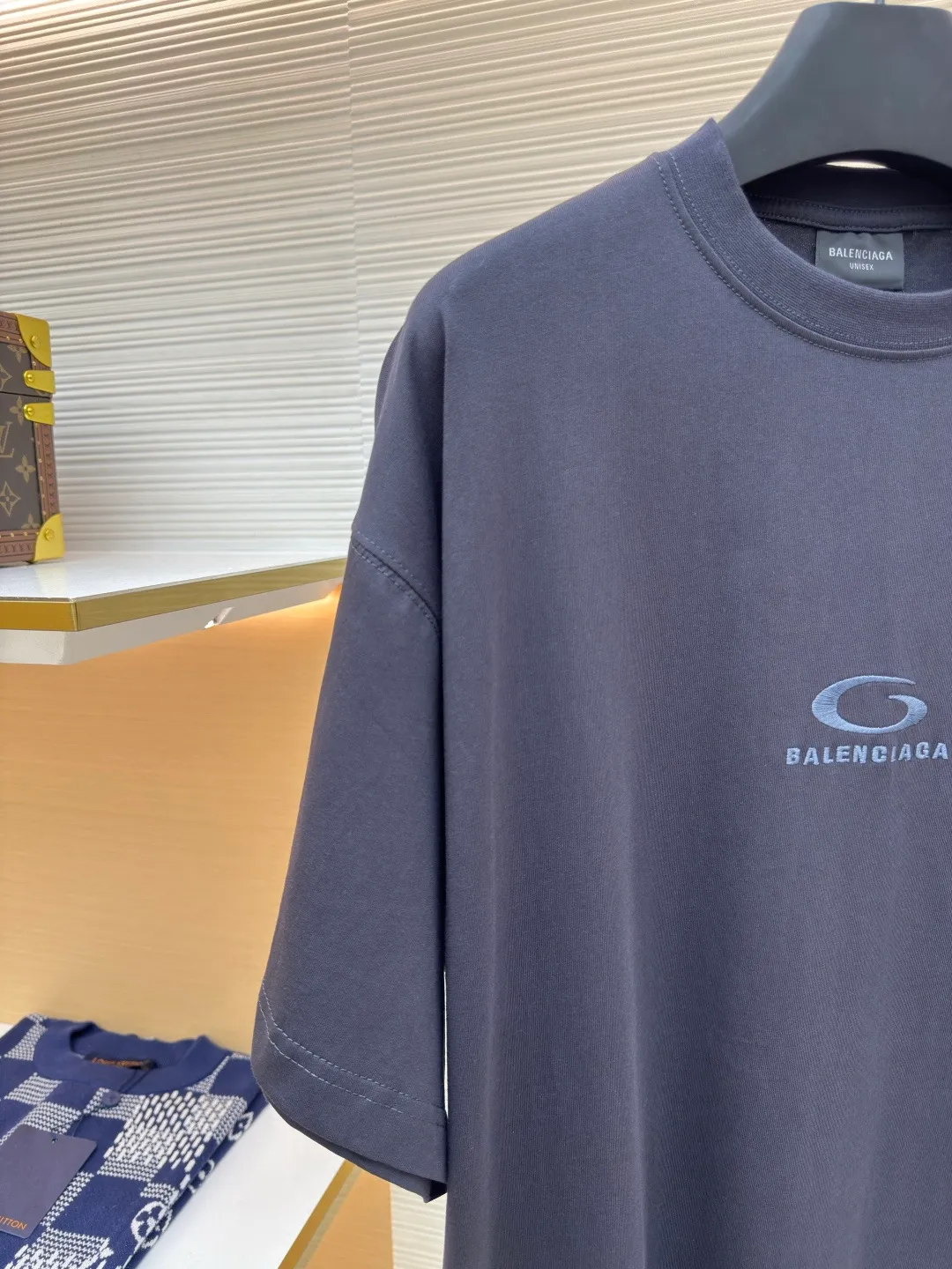 Balenciaga gray circle embroidery round neck short sleeves ●Authentic product: purchased and developed by 3184 ●Item number: 1680218-A00 ●Fabric: pure cotton fabric ●Technology: embroidery production ●Version: loose version ●Weight: about 250 grams ●Size: Thread, 270g. 24S fabric is a medium-to-thick yarn, suitable for creating thick, crisp fabrics with a slightly rough texture, which is in line with the "natural and original" effect pursued by retro style. The texture is soft, breathable and elastic, suitable for close-fitting wear and able to create a simple and smooth silhouette. The loose silhouette design details with a retro feel are reflected through old textures, faded processing, and classic tailoring. The overall wiring is straight and delicate, the fabric is comfortable and soft, and the color is consistent without color difference. It can be matched with the same style to create a fashionable look and control various occasions. Customized accessories, complete with three standards, same style for men and women!