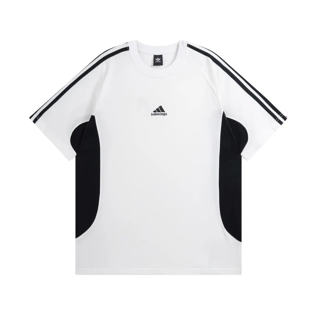 🅿️200 Detailed picture [Top version. Official website quality] BALENCI*GA/Paris co-branded Adidas Adidas clover three-stripe LOGO embroidered side contrast short-sleeved T-shirt# The fabric is made of Paris ZP custom-woven and dyed cotton double yarn. Weighing 260 grams, the cloth surface is clean. The cloth pattern is clear, soft and comfortable. The threads are dyed with no color difference. The classic pattern embroidery uses imported embroidery, and the letters are clear, three-dimensional and without rough edges. Jubie market produces pictures based on pictures. Welcome to compare. The version adopts OS loose shoulder version. Same style for men and women. Code: BL223082 Color: black, white, navy size: XS to L