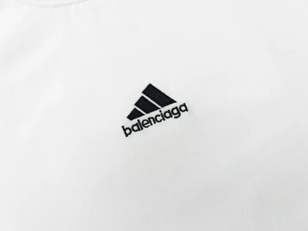 🅿️200 Detailed picture [Top version. Official website quality] BALENCI*GA/Paris co-branded Adidas Adidas clover three-stripe LOGO embroidered side contrast short-sleeved T-shirt# The fabric is made of Paris ZP custom-woven and dyed cotton double yarn. Weighing 260 grams, the cloth surface is clean. The cloth pattern is clear, soft and comfortable. The threads are dyed with no color difference. The classic pattern embroidery uses imported embroidery, and the letters are clear, three-dimensional and without rough edges. Jubie market produces pictures based on pictures. Welcome to compare. The version adopts OS loose shoulder version. Same style for men and women. Code: BL223082 Color: black, white, navy size: XS to L
