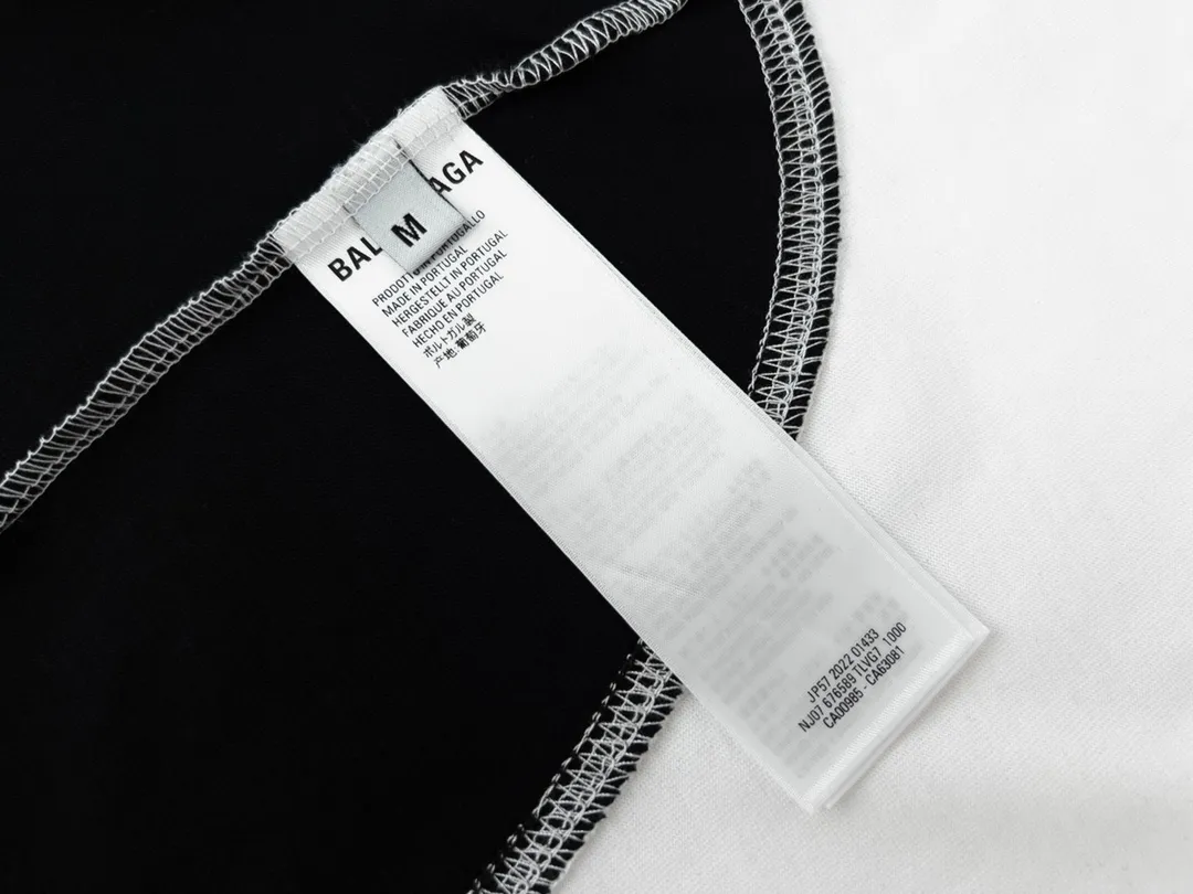 🅿️200 Detailed picture [Top version. Official website quality] BALENCI*GA/Paris co-branded Adidas Adidas clover three-stripe LOGO embroidered side contrast short-sleeved T-shirt# The fabric is made of Paris ZP custom-woven and dyed cotton double yarn. Weighing 260 grams, the cloth surface is clean. The cloth pattern is clear, soft and comfortable. The threads are dyed with no color difference. The classic pattern embroidery uses imported embroidery, and the letters are clear, three-dimensional and without rough edges. Jubie market produces pictures based on pictures. Welcome to compare. The version adopts OS loose shoulder version. Same style for men and women. Code: BL223082 Color: black, white, navy size: XS to L