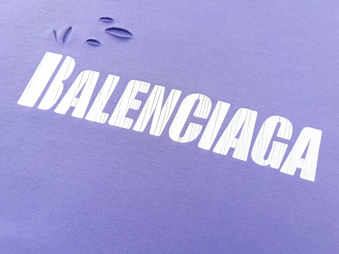 🅿️166 Detailed picture [Top version. Official website quality] BALENCI*GA/Paris. Classic letter LOGO printed ready-to-wear, washed, distressed, hole-cut short-sleeved T-shirt. Brick cabinet synchronization. The fabric is made of Paris ZP custom-woven and dyed 100% cotton double yarn compact cotton. The weight is 260 grams, the cloth surface is clean. The cloth pattern is clear, soft and comfortable, and the thread is dyed with no color difference. The classic pattern is printed with environmentally friendly imported materials, straight cracks and cracked glue. Precision printing screen, the letters are clear and the effect is three-dimensional. Restored brick cabinet. Ready-made garments are washed and worn, many people grind and cut them by hand. They are produced with heavy craftsmanship. Different market currency. Welcome to compare. The version adopts OS loose shoulder version. Same style for men and women. Coding: BL223033 Color: black, white, dark coffee, purple, lake blue, red, army green Size: XS to L