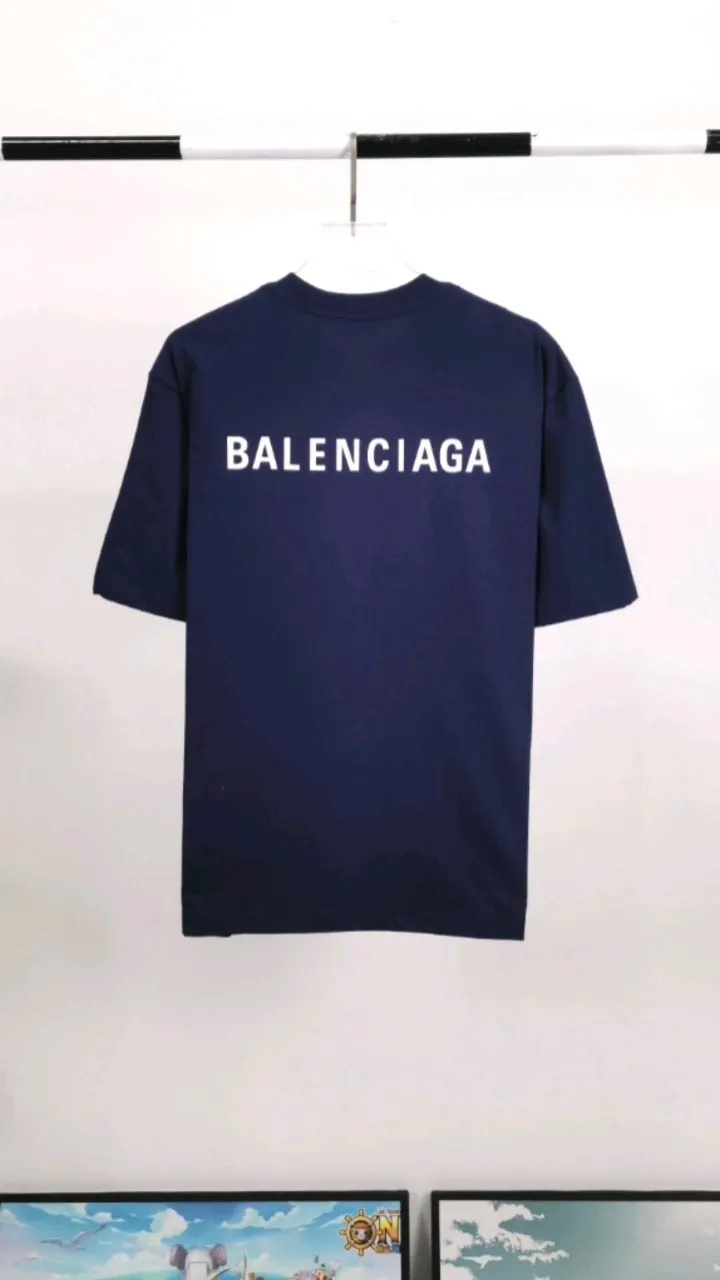 Real shot of the video - the top tested version of BALENCIAGA with large LOGO basic letters on the back, pure cotton, loose, same style, high-end short-sleeved T-shirt for male and female couples. The god of simplicity in Paris, a volume sought after by many stars. Lisa’s favorite basic short-sleeved Paris style, which has a very high appearance rate. Wear alone, paired with jeans, shorts, and sweatpants, it's a versatile style. Xiaohongshu, a hot item on INS, a must-have for Paris fans.  The printing uses white glue as a base, coupled with Kornit direct injection, which ensures the anchorage of the printing and machine washing without any pressure. However, everyone should pay attention to something. The printing of this model is not thick glue, and the printing surface is not shiny. Please pay attention to the importance of version. Don't make a pattern based on the pictures. If you don't have the original version, you won't be able to make it look one to one like the original version. At most, you can just make a look. It's just a piece of clothing without a soul. The fabric is made of 24S 260g double yarn pure cotton fabric. The threads and fabric are custom woven and dyed in the same style, without color difference.  A complete set of customized tags, collar tags, washed, plastic bags, and most importantly, a complete set of bags, tag codes, and codes are all authentic.  Color: White, Black, Royal Blue, Apricot, Floral Gray, Pink Size: XS-L P:240