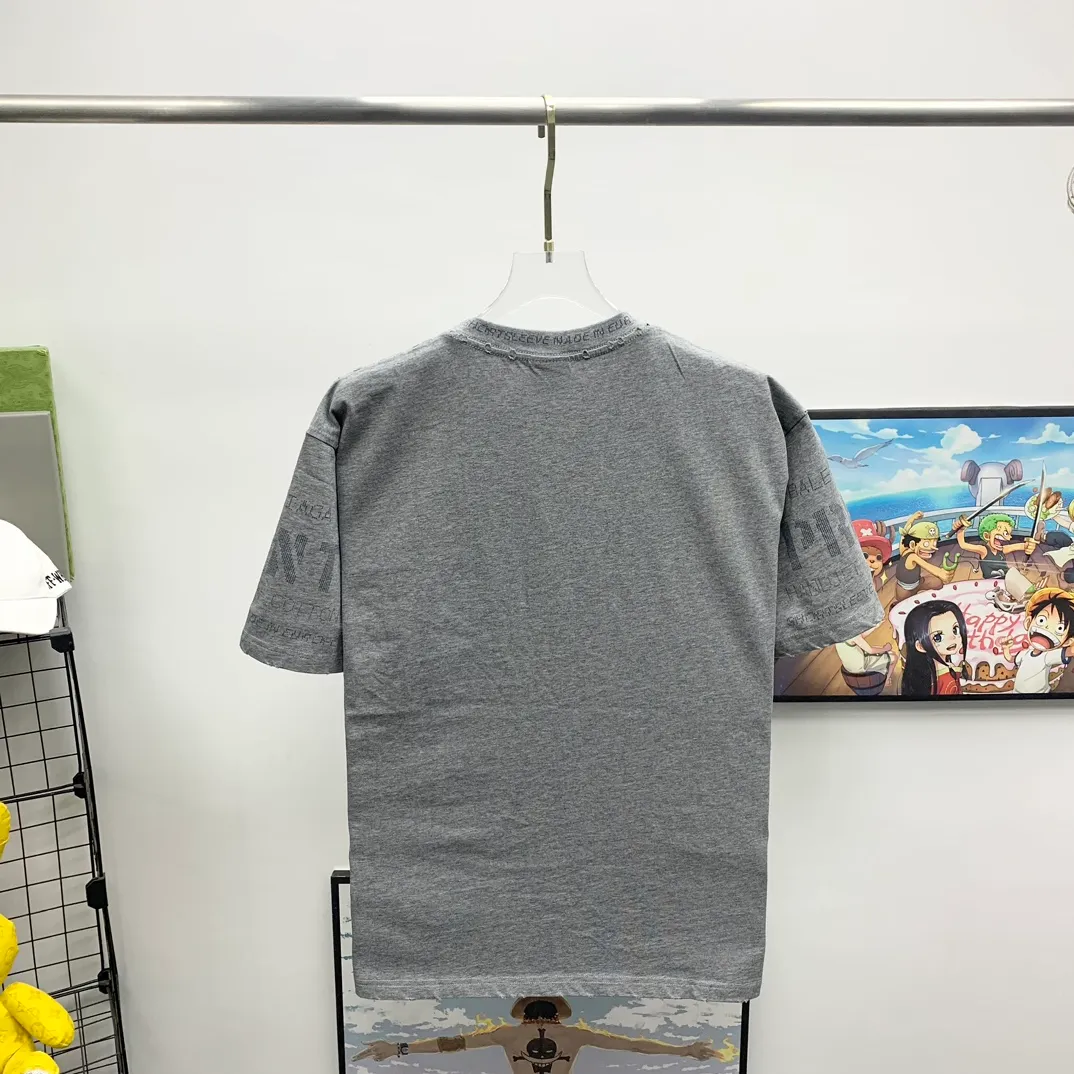 Top tested version Balenciaga 23SS pixel letter printed male and female couple celebrity short-sleeved T-shirt The fabric is made of 260g plain weave 32-count double-strand double yarn compact siro spinning imported "Fukuhara" brand circular knitting machine. Both sides are lint-free and dust-free. The surface of the fabric is clean, lint-free and dust-free. The 32-count thread double yarn is custom-woven and dyed in the same vat with the garment fabric to ensure no color difference. The printing process is relatively cumbersome. The base is reinforced with glue, which helps to consolidate the printing and contains penetrating color fastness. High strength, fully automatic elliptical heating integrated printing machine, foggy dot matrix effect, repeated modifications, good printing color fastness, resistant to washing water and not easy to crack, all pattern effects restored, printing with transparent bottom lines and no burrs, double-layer stitching on the back collar is firm and tight, double chain routing on the shoulders, tight hem tightening, full fabric drape, consistent pattern alignment, custom-numbered washing, and only present every detail to customers Sixe：XS S M L P:260