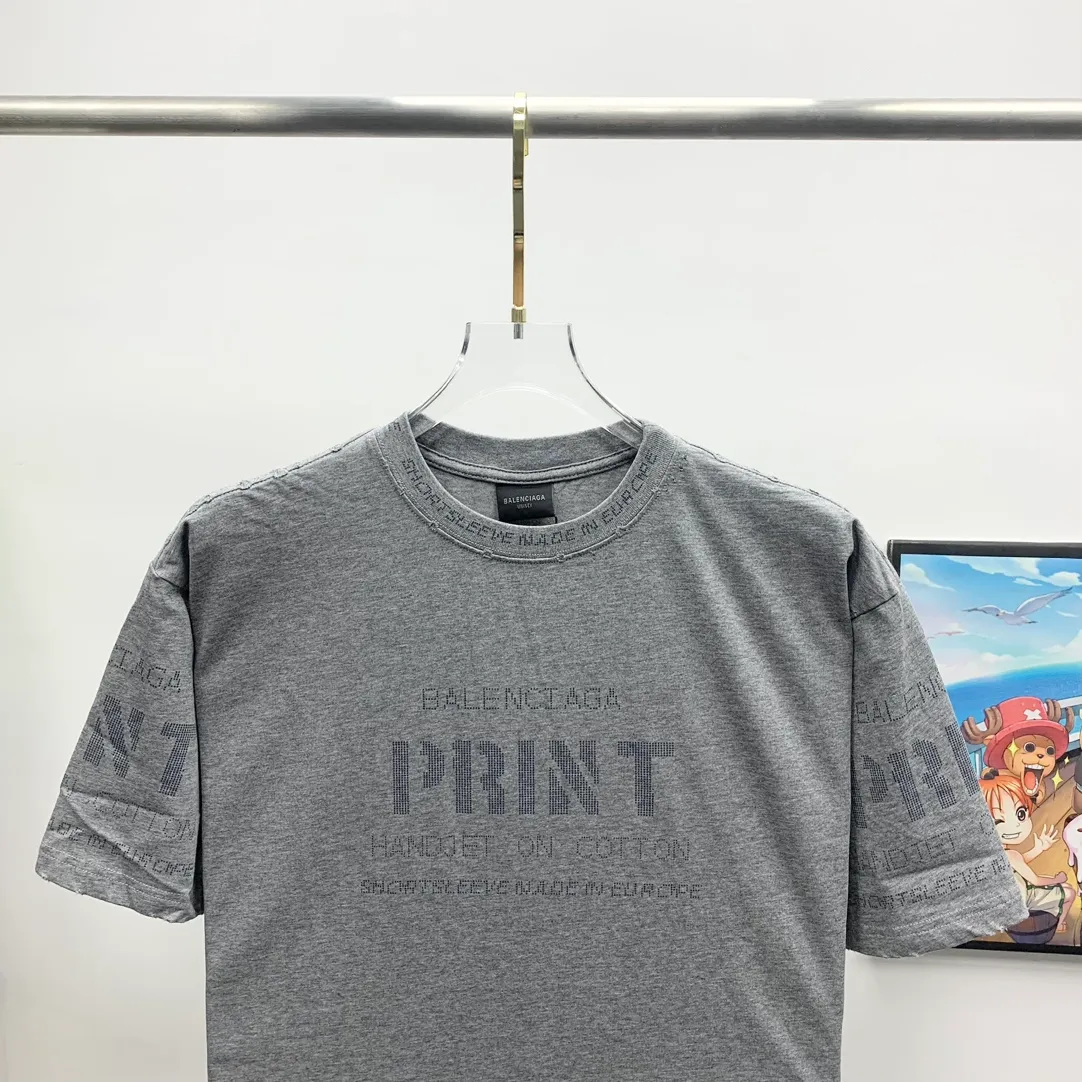 Top tested version Balenciaga 23SS pixel letter printed male and female couple celebrity short-sleeved T-shirt The fabric is made of 260g plain weave 32-count double-strand double yarn compact siro spinning imported "Fukuhara" brand circular knitting machine. Both sides are lint-free and dust-free. The surface of the fabric is clean, lint-free and dust-free. The 32-count thread double yarn is custom-woven and dyed in the same vat with the garment fabric to ensure no color difference. The printing process is relatively cumbersome. The base is reinforced with glue, which helps to consolidate the printing and contains penetrating color fastness. High strength, fully automatic elliptical heating integrated printing machine, foggy dot matrix effect, repeated modifications, good printing color fastness, resistant to washing water and not easy to crack, all pattern effects restored, printing with transparent bottom lines and no burrs, double-layer stitching on the back collar is firm and tight, double chain routing on the shoulders, tight hem tightening, full fabric drape, consistent pattern alignment, custom-numbered washing, and only present every detail to customers Sixe：XS S M L P:260