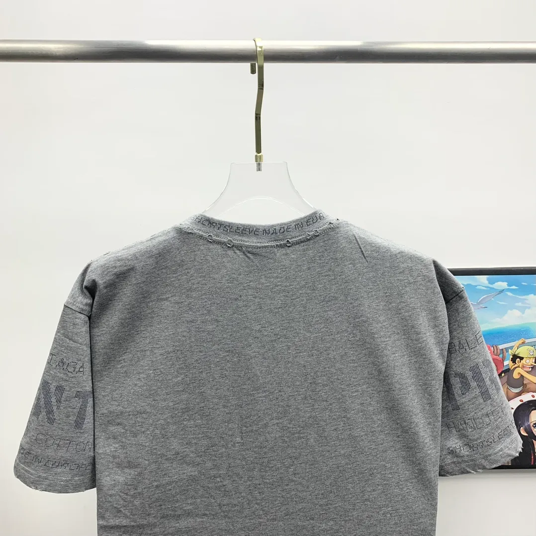 Top tested version Balenciaga 23SS pixel letter printed male and female couple celebrity short-sleeved T-shirt The fabric is made of 260g plain weave 32-count double-strand double yarn compact siro spinning imported "Fukuhara" brand circular knitting machine. Both sides are lint-free and dust-free. The surface of the fabric is clean, lint-free and dust-free. The 32-count thread double yarn is custom-woven and dyed in the same vat with the garment fabric to ensure no color difference. The printing process is relatively cumbersome. The base is reinforced with glue, which helps to consolidate the printing and contains penetrating color fastness. High strength, fully automatic elliptical heating integrated printing machine, foggy dot matrix effect, repeated modifications, good printing color fastness, resistant to washing water and not easy to crack, all pattern effects restored, printing with transparent bottom lines and no burrs, double-layer stitching on the back collar is firm and tight, double chain routing on the shoulders, tight hem tightening, full fabric drape, consistent pattern alignment, custom-numbered washing, and only present every detail to customers Sixe：XS S M L P:260