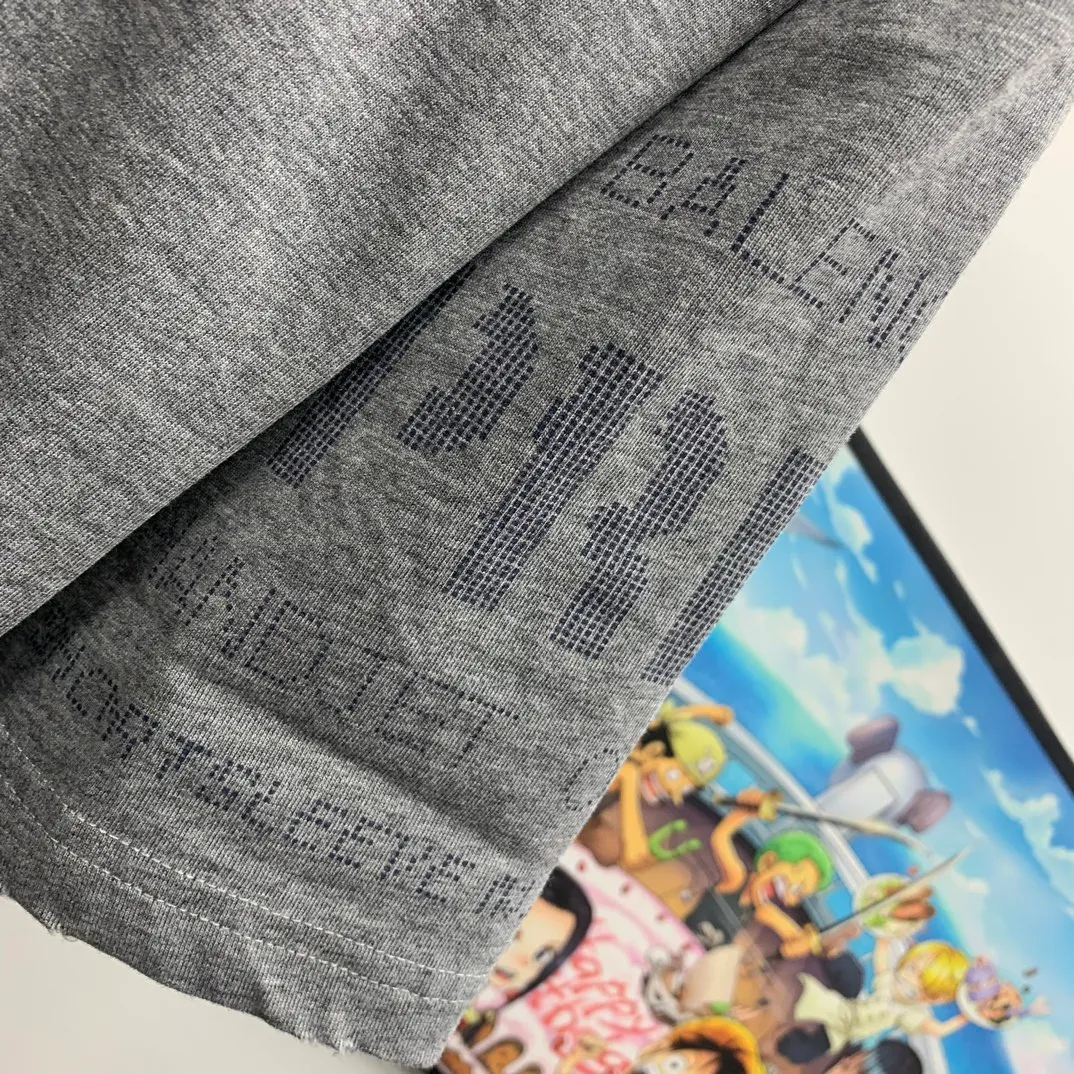 Top tested version Balenciaga 23SS pixel letter printed male and female couple celebrity short-sleeved T-shirt The fabric is made of 260g plain weave 32-count double-strand double yarn compact siro spinning imported "Fukuhara" brand circular knitting machine. Both sides are lint-free and dust-free. The surface of the fabric is clean, lint-free and dust-free. The 32-count thread double yarn is custom-woven and dyed in the same vat with the garment fabric to ensure no color difference. The printing process is relatively cumbersome. The base is reinforced with glue, which helps to consolidate the printing and contains penetrating color fastness. High strength, fully automatic elliptical heating integrated printing machine, foggy dot matrix effect, repeated modifications, good printing color fastness, resistant to washing water and not easy to crack, all pattern effects restored, printing with transparent bottom lines and no burrs, double-layer stitching on the back collar is firm and tight, double chain routing on the shoulders, tight hem tightening, full fabric drape, consistent pattern alignment, custom-numbered washing, and only present every detail to customers Sixe：XS S M L P:260