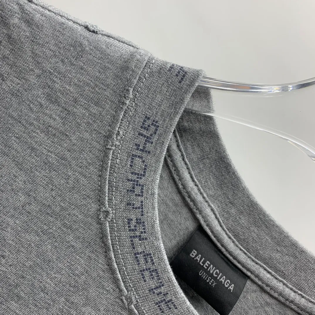 Top tested version Balenciaga 23SS pixel letter printed male and female couple celebrity short-sleeved T-shirt The fabric is made of 260g plain weave 32-count double-strand double yarn compact siro spinning imported "Fukuhara" brand circular knitting machine. Both sides are lint-free and dust-free. The surface of the fabric is clean, lint-free and dust-free. The 32-count thread double yarn is custom-woven and dyed in the same vat with the garment fabric to ensure no color difference. The printing process is relatively cumbersome. The base is reinforced with glue, which helps to consolidate the printing and contains penetrating color fastness. High strength, fully automatic elliptical heating integrated printing machine, foggy dot matrix effect, repeated modifications, good printing color fastness, resistant to washing water and not easy to crack, all pattern effects restored, printing with transparent bottom lines and no burrs, double-layer stitching on the back collar is firm and tight, double chain routing on the shoulders, tight hem tightening, full fabric drape, consistent pattern alignment, custom-numbered washing, and only present every detail to customers Sixe：XS S M L P:260