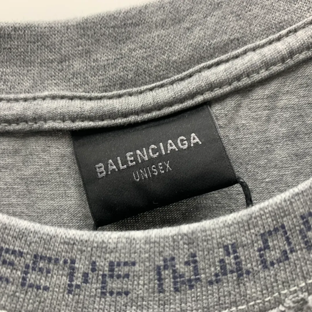 Top tested version Balenciaga 23SS pixel letter printed male and female couple celebrity short-sleeved T-shirt The fabric is made of 260g plain weave 32-count double-strand double yarn compact siro spinning imported "Fukuhara" brand circular knitting machine. Both sides are lint-free and dust-free. The surface of the fabric is clean, lint-free and dust-free. The 32-count thread double yarn is custom-woven and dyed in the same vat with the garment fabric to ensure no color difference. The printing process is relatively cumbersome. The base is reinforced with glue, which helps to consolidate the printing and contains penetrating color fastness. High strength, fully automatic elliptical heating integrated printing machine, foggy dot matrix effect, repeated modifications, good printing color fastness, resistant to washing water and not easy to crack, all pattern effects restored, printing with transparent bottom lines and no burrs, double-layer stitching on the back collar is firm and tight, double chain routing on the shoulders, tight hem tightening, full fabric drape, consistent pattern alignment, custom-numbered washing, and only present every detail to customers Sixe：XS S M L P:260