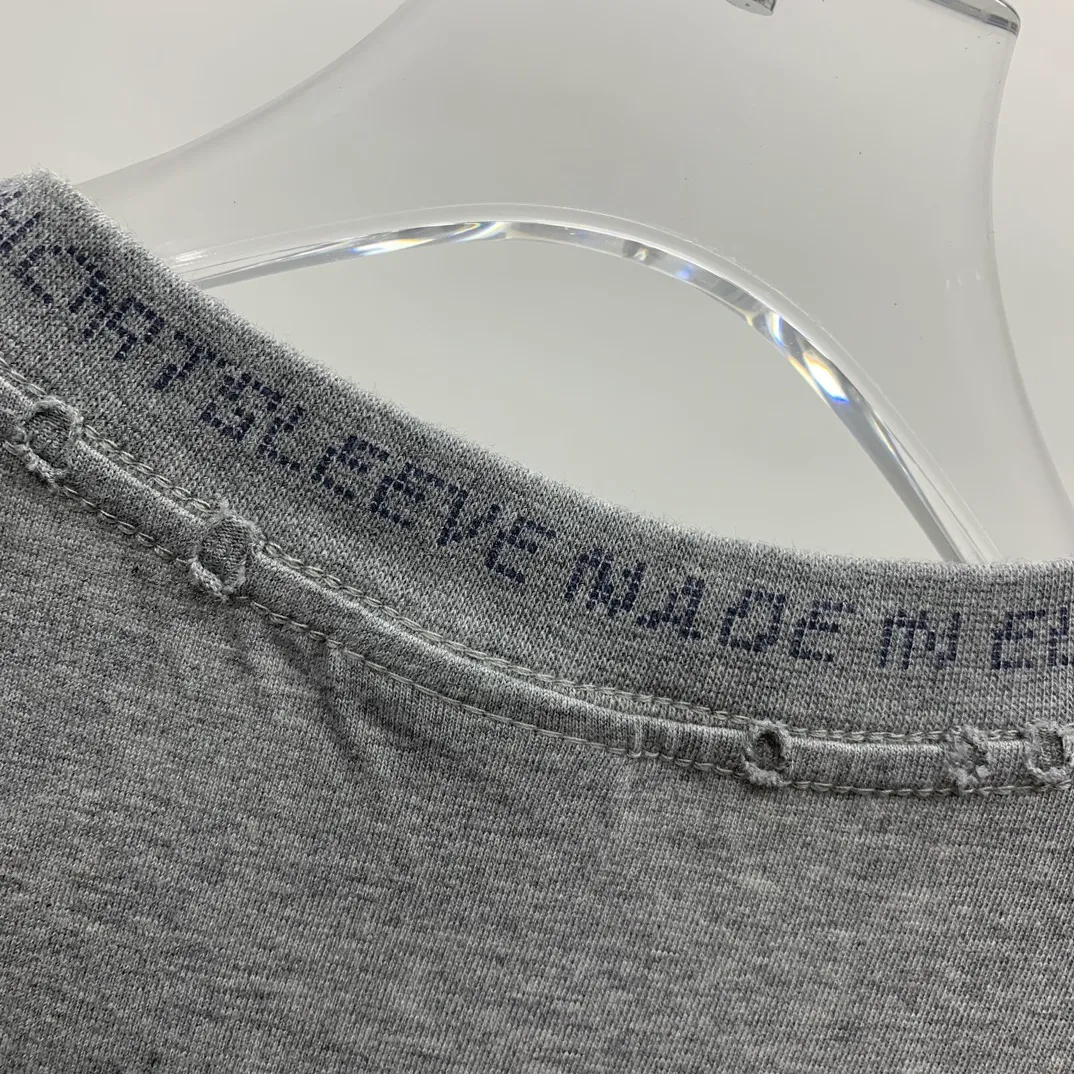 Top tested version Balenciaga 23SS pixel letter printed male and female couple celebrity short-sleeved T-shirt The fabric is made of 260g plain weave 32-count double-strand double yarn compact siro spinning imported "Fukuhara" brand circular knitting machine. Both sides are lint-free and dust-free. The surface of the fabric is clean, lint-free and dust-free. The 32-count thread double yarn is custom-woven and dyed in the same vat with the garment fabric to ensure no color difference. The printing process is relatively cumbersome. The base is reinforced with glue, which helps to consolidate the printing and contains penetrating color fastness. High strength, fully automatic elliptical heating integrated printing machine, foggy dot matrix effect, repeated modifications, good printing color fastness, resistant to washing water and not easy to crack, all pattern effects restored, printing with transparent bottom lines and no burrs, double-layer stitching on the back collar is firm and tight, double chain routing on the shoulders, tight hem tightening, full fabric drape, consistent pattern alignment, custom-numbered washing, and only present every detail to customers Sixe：XS S M L P:260