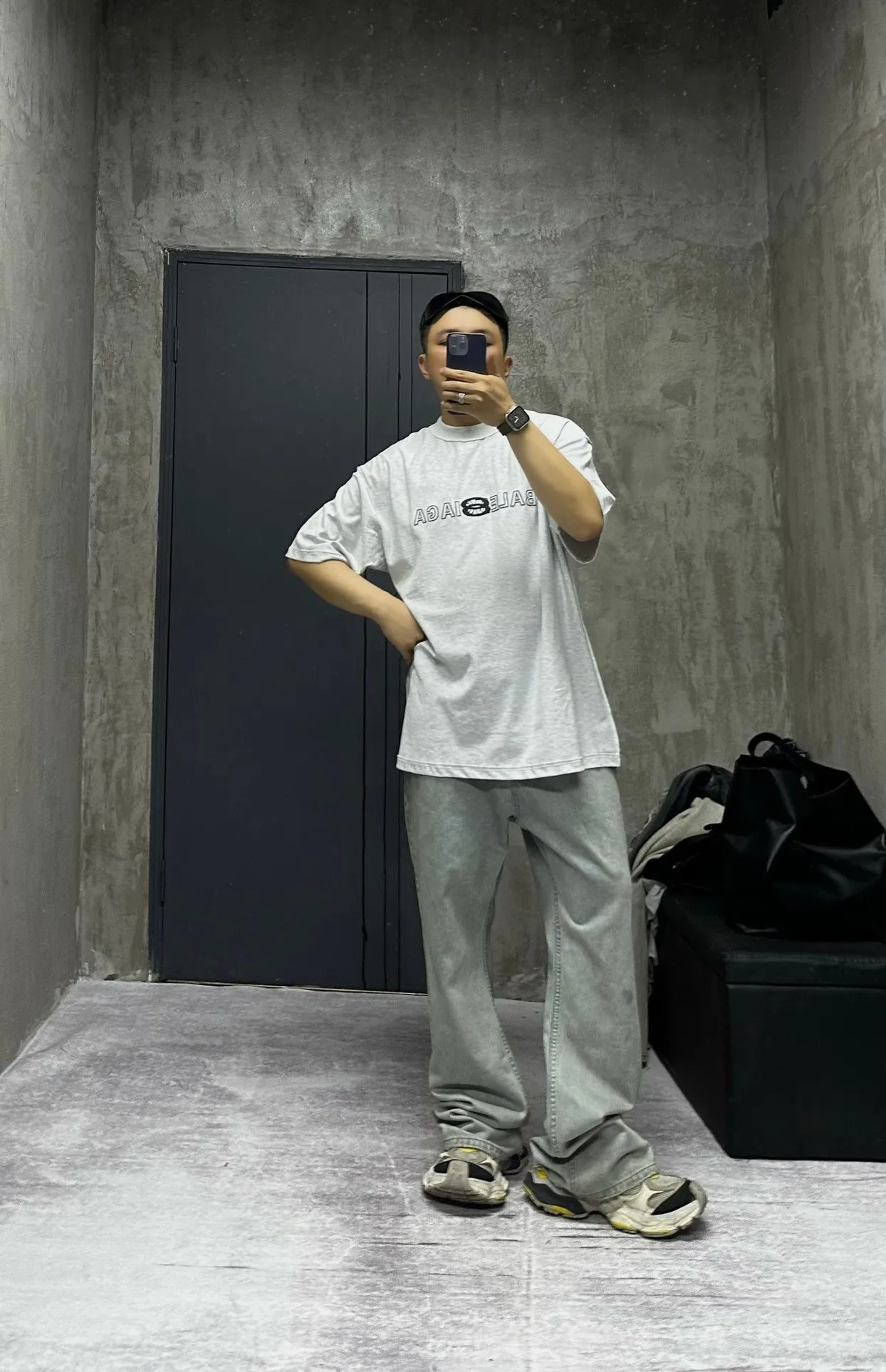 🎀Hot model pictures🎀 Top tested version BALENCIAGA/Balenciaga 2024 SS mirrored double-loop LOGO classic letter embroidered short-sleeved T-shirt ✅No.1 quality in this market Real ceiling quality ✅All original development drawings pay attention to details to avoid mixed use of stolen pictures by merchants ✅Correct 260g custom-woven and dyed double yarn fabric, soft, breathable and comfortable ✅Imported Tajima embroidery machine with 150,000 needles, the embroidery effect is full, three-dimensional and clear without burrs. ✅Custom-dyed threads, no color difference, no deformation, overweight craftsmanship, different market currency. Let me explain why mine is a little more expensive than others, 1. It seems to be a simple printing or embroidery, but it is not simple at all. 10000% imported machine restoration. Not just lip service. Welcome to compare with peers. 2. Each model is produced by the company. The details of the workmanship and fabrics are consistent with the original ones. There is no color difference with the counter. Replica is not terrible. Whoever fakes it will be embarrassed. It’s not shameful to make a replica, it’s shameful if you can’t buy the correct version if you make a replica. 3. Note that the threaded collars are all original collars of certain countries and regions, with high wrapping. The width of the neckline and cabinets are accurate to the millimeter. Thick necklines are not easy to deform. The collars of high-end products are all restored cabinets. They are different from the big collars in the world. Ordinary garbage short-sleeves are printed with a print. The clavicle of the upper body is exposed. Please be patient. Customers who have bought genuine products or have seen genuine products will come back to place orders again. This is quality. This is quality. 4. Different styles of washed wheat main wheat, including imported wheat, have different colors and codes. Really restore the counter. As we all know, Balenciaga has different English or different colors on the collar labels of each quarter. This distinguishes the fast food products with the same common main wheat washed wheat. 5. Pay attention to the workmanship. The stitching at the neckline has no folds, smooth and natural without overlapping lines, and truly restores this. This is something that many people cannot do. 6. The fabric is made of 260g Paris-specific double yarn. No one can make better fabrics than my family. There's really no way to compare it with the ordinary version on the market. Respect it. It's genuine and costs thousands of dollars anyway. Don't buy street stalls. Quality 7. The workmanship is fully restored. The packaging is fully restored. The cost is huge. 8. I guarantee here that this is the highest quality you can find. Size: S--XL Color: Black White P: 260