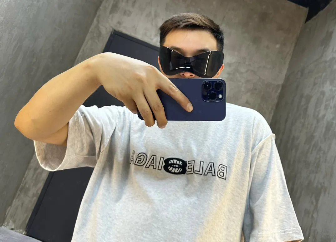 🎀Hot model pictures🎀 Top tested version BALENCIAGA/Balenciaga 2024 SS mirrored double-loop LOGO classic letter embroidered short-sleeved T-shirt ✅No.1 quality in this market Real ceiling quality ✅All original development drawings pay attention to details to avoid mixed use of stolen pictures by merchants ✅Correct 260g custom-woven and dyed double yarn fabric, soft, breathable and comfortable ✅Imported Tajima embroidery machine with 150,000 needles, the embroidery effect is full, three-dimensional and clear without burrs. ✅Custom-dyed threads, no color difference, no deformation, overweight craftsmanship, different market currency. Let me explain why mine is a little more expensive than others, 1. It seems to be a simple printing or embroidery, but it is not simple at all. 10000% imported machine restoration. Not just lip service. Welcome to compare with peers. 2. Each model is produced by the company. The details of the workmanship and fabrics are consistent with the original ones. There is no color difference with the counter. Replica is not terrible. Whoever fakes it will be embarrassed. It’s not shameful to make a replica, it’s shameful if you can’t buy the correct version if you make a replica. 3. Note that the threaded collars are all original collars of certain countries and regions, with high wrapping. The width of the neckline and cabinets are accurate to the millimeter. Thick necklines are not easy to deform. The collars of high-end products are all restored cabinets. They are different from the big collars in the world. Ordinary garbage short-sleeves are printed with a print. The clavicle of the upper body is exposed. Please be patient. Customers who have bought genuine products or have seen genuine products will come back to place orders again. This is quality. This is quality. 4. Different styles of washed wheat main wheat, including imported wheat, have different colors and codes. Really restore the counter. As we all know, Balenciaga has different English or different colors on the collar labels of each quarter. This distinguishes the fast food products with the same common main wheat washed wheat. 5. Pay attention to the workmanship. The stitching at the neckline has no folds, smooth and natural without overlapping lines, and truly restores this. This is something that many people cannot do. 6. The fabric is made of 260g Paris-specific double yarn. No one can make better fabrics than my family. There's really no way to compare it with the ordinary version on the market. Respect it. It's genuine and costs thousands of dollars anyway. Don't buy street stalls. Quality 7. The workmanship is fully restored. The packaging is fully restored. The cost is huge. 8. I guarantee here that this is the highest quality you can find. Size: S--XL Color: Black White P: 260