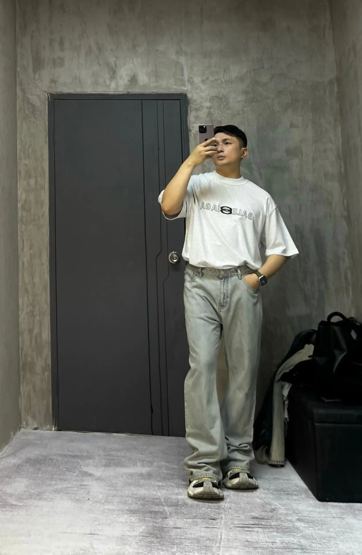🎀Hot model pictures🎀 Top tested version BALENCIAGA/Balenciaga 2024 SS mirrored double-loop LOGO classic letter embroidered short-sleeved T-shirt ✅No.1 quality in this market Real ceiling quality ✅All original development drawings pay attention to details to avoid mixed use of stolen pictures by merchants ✅Correct 260g custom-woven and dyed double yarn fabric, soft, breathable and comfortable ✅Imported Tajima embroidery machine with 150,000 needles, the embroidery effect is full, three-dimensional and clear without burrs. ✅Custom-dyed threads, no color difference, no deformation, overweight craftsmanship, different market currency. Let me explain why mine is a little more expensive than others, 1. It seems to be a simple printing or embroidery, but it is not simple at all. 10000% imported machine restoration. Not just lip service. Welcome to compare with peers. 2. Each model is produced by the company. The details of the workmanship and fabrics are consistent with the original ones. There is no color difference with the counter. Replica is not terrible. Whoever fakes it will be embarrassed. It’s not shameful to make a replica, it’s shameful if you can’t buy the correct version if you make a replica. 3. Note that the threaded collars are all original collars of certain countries and regions, with high wrapping. The width of the neckline and cabinets are accurate to the millimeter. Thick necklines are not easy to deform. The collars of high-end products are all restored cabinets. They are different from the big collars in the world. Ordinary garbage short-sleeves are printed with a print. The clavicle of the upper body is exposed. Please be patient. Customers who have bought genuine products or have seen genuine products will come back to place orders again. This is quality. This is quality. 4. Different styles of washed wheat main wheat, including imported wheat, have different colors and codes. Really restore the counter. As we all know, Balenciaga has different English or different colors on the collar labels of each quarter. This distinguishes the fast food products with the same common main wheat washed wheat. 5. Pay attention to the workmanship. The stitching at the neckline has no folds, smooth and natural without overlapping lines, and truly restores this. This is something that many people cannot do. 6. The fabric is made of 260g Paris-specific double yarn. No one can make better fabrics than my family. There's really no way to compare it with the ordinary version on the market. Respect it. It's genuine and costs thousands of dollars anyway. Don't buy street stalls. Quality 7. The workmanship is fully restored. The packaging is fully restored. The cost is huge. 8. I guarantee here that this is the highest quality you can find. Size: S--XL Color: Black White P: 260