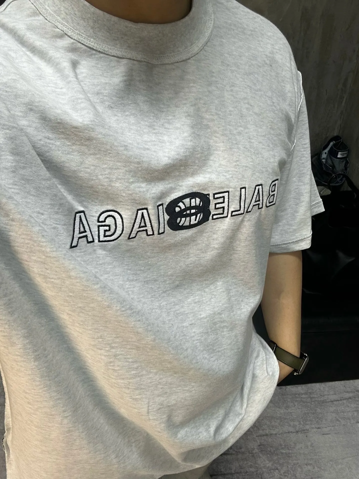 🎀Hot model pictures🎀 Top tested version BALENCIAGA/Balenciaga 2024 SS mirrored double-loop LOGO classic letter embroidered short-sleeved T-shirt ✅No.1 quality in this market Real ceiling quality ✅All original development drawings pay attention to details to avoid mixed use of stolen pictures by merchants ✅Correct 260g custom-woven and dyed double yarn fabric, soft, breathable and comfortable ✅Imported Tajima embroidery machine with 150,000 needles, the embroidery effect is full, three-dimensional and clear without burrs. ✅Custom-dyed threads, no color difference, no deformation, overweight craftsmanship, different market currency. Let me explain why mine is a little more expensive than others, 1. It seems to be a simple printing or embroidery, but it is not simple at all. 10000% imported machine restoration. Not just lip service. Welcome to compare with peers. 2. Each model is produced by the company. The details of the workmanship and fabrics are consistent with the original ones. There is no color difference with the counter. Replica is not terrible. Whoever fakes it will be embarrassed. It’s not shameful to make a replica, it’s shameful if you can’t buy the correct version if you make a replica. 3. Note that the threaded collars are all original collars of certain countries and regions, with high wrapping. The width of the neckline and cabinets are accurate to the millimeter. Thick necklines are not easy to deform. The collars of high-end products are all restored cabinets. They are different from the big collars in the world. Ordinary garbage short-sleeves are printed with a print. The clavicle of the upper body is exposed. Please be patient. Customers who have bought genuine products or have seen genuine products will come back to place orders again. This is quality. This is quality. 4. Different styles of washed wheat main wheat, including imported wheat, have different colors and codes. Really restore the counter. As we all know, Balenciaga has different English or different colors on the collar labels of each quarter. This distinguishes the fast food products with the same common main wheat washed wheat. 5. Pay attention to the workmanship. The stitching at the neckline has no folds, smooth and natural without overlapping lines, and truly restores this. This is something that many people cannot do. 6. The fabric is made of 260g Paris-specific double yarn. No one can make better fabrics than my family. There's really no way to compare it with the ordinary version on the market. Respect it. It's genuine and costs thousands of dollars anyway. Don't buy street stalls. Quality 7. The workmanship is fully restored. The packaging is fully restored. The cost is huge. 8. I guarantee here that this is the highest quality you can find. Size: S--XL Color: Black White P: 260
