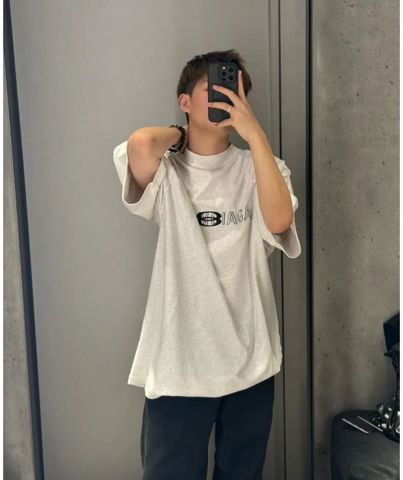 🎀Hot model pictures🎀 Top tested version BALENCIAGA/Balenciaga 2024 SS mirrored double-loop LOGO classic letter embroidered short-sleeved T-shirt ✅No.1 quality in this market Real ceiling quality ✅All original development drawings pay attention to details to avoid mixed use of stolen pictures by merchants ✅Correct 260g custom-woven and dyed double yarn fabric, soft, breathable and comfortable ✅Imported Tajima embroidery machine with 150,000 needles, the embroidery effect is full, three-dimensional and clear without burrs. ✅Custom-dyed threads, no color difference, no deformation, overweight craftsmanship, different market currency. Let me explain why mine is a little more expensive than others, 1. It seems to be a simple printing or embroidery, but it is not simple at all. 10000% imported machine restoration. Not just lip service. Welcome to compare with peers. 2. Each model is produced by the company. The details of the workmanship and fabrics are consistent with the original ones. There is no color difference with the counter. Replica is not terrible. Whoever fakes it will be embarrassed. It’s not shameful to make a replica, it’s shameful if you can’t buy the correct version if you make a replica. 3. Note that the threaded collars are all original collars of certain countries and regions, with high wrapping. The width of the neckline and cabinets are accurate to the millimeter. Thick necklines are not easy to deform. The collars of high-end products are all restored cabinets. They are different from the big collars in the world. Ordinary garbage short-sleeves are printed with a print. The clavicle of the upper body is exposed. Please be patient. Customers who have bought genuine products or have seen genuine products will come back to place orders again. This is quality. This is quality. 4. Different styles of washed wheat main wheat, including imported wheat, have different colors and codes. Really restore the counter. As we all know, Balenciaga has different English or different colors on the collar labels of each quarter. This distinguishes the fast food products with the same common main wheat washed wheat. 5. Pay attention to the workmanship. The stitching at the neckline has no folds, smooth and natural without overlapping lines, and truly restores this. This is something that many people cannot do. 6. The fabric is made of 260g Paris-specific double yarn. No one can make better fabrics than my family. There's really no way to compare it with the ordinary version on the market. Respect it. It's genuine and costs thousands of dollars anyway. Don't buy street stalls. Quality 7. The workmanship is fully restored. The packaging is fully restored. The cost is huge. 8. I guarantee here that this is the highest quality you can find. Size: S--XL Color: Black White P: 260