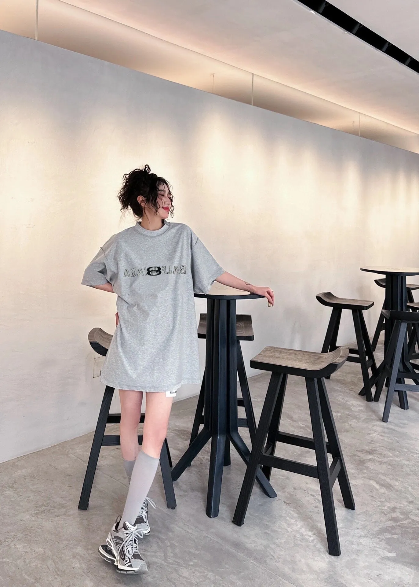 🎀Hot model pictures🎀 Top tested version BALENCIAGA/Balenciaga 2024 SS mirrored double-loop LOGO classic letter embroidered short-sleeved T-shirt ✅No.1 quality in this market Real ceiling quality ✅All original development drawings pay attention to details to avoid mixed use of stolen pictures by merchants ✅Correct 260g custom-woven and dyed double yarn fabric, soft, breathable and comfortable ✅Imported Tajima embroidery machine with 150,000 needles, the embroidery effect is full, three-dimensional and clear without burrs. ✅Custom-dyed threads, no color difference, no deformation, overweight craftsmanship, different market currency. Let me explain why mine is a little more expensive than others, 1. It seems to be a simple printing or embroidery, but it is not simple at all. 10000% imported machine restoration. Not just lip service. Welcome to compare with peers. 2. Each model is produced by the company. The details of the workmanship and fabrics are consistent with the original ones. There is no color difference with the counter. Replica is not terrible. Whoever fakes it will be embarrassed. It’s not shameful to make a replica, it’s shameful if you can’t buy the correct version if you make a replica. 3. Note that the threaded collars are all original collars of certain countries and regions, with high wrapping. The width of the neckline and cabinets are accurate to the millimeter. Thick necklines are not easy to deform. The collars of high-end products are all restored cabinets. They are different from the big collars in the world. Ordinary garbage short-sleeves are printed with a print. The clavicle of the upper body is exposed. Please be patient. Customers who have bought genuine products or have seen genuine products will come back to place orders again. This is quality. This is quality. 4. Different styles of washed wheat main wheat, including imported wheat, have different colors and codes. Really restore the counter. As we all know, Balenciaga has different English or different colors on the collar labels of each quarter. This distinguishes the fast food products with the same common main wheat washed wheat. 5. Pay attention to the workmanship. The stitching at the neckline has no folds, smooth and natural without overlapping lines, and truly restores this. This is something that many people cannot do. 6. The fabric is made of 260g Paris-specific double yarn. No one can make better fabrics than my family. There's really no way to compare it with the ordinary version on the market. Respect it. It's genuine and costs thousands of dollars anyway. Don't buy street stalls. Quality 7. The workmanship is fully restored. The packaging is fully restored. The cost is huge. 8. I guarantee here that this is the highest quality you can find. Size: S--XL Color: Black White P: 260