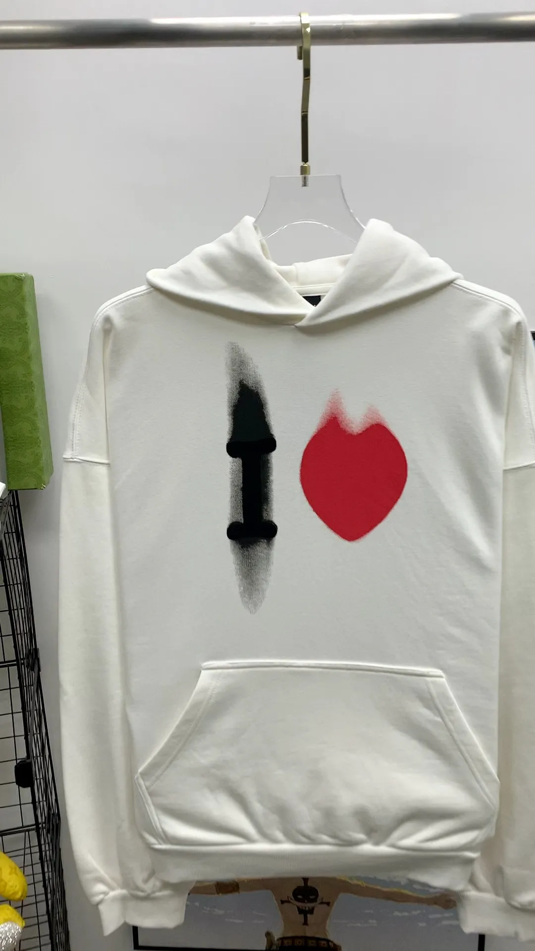 Frontal real shot video————The top tested version of BALENCIAGA Balenciaga Love ❤️ Printed pullover hoodie sweatshirt for male and female couples. Decorated with I ❤️artwork embroidery on the front｜brand logo embroidery on the lower back｜distressed effect. Heavy 480g pure cotton terry fabric, full of feel. The weight of the ready-made clothes is more than one kilogram, and the drape is very good! The new plate-making process that imitates hand embroidery has the rough feel of hand embroidery, and the stitching method is adjusted according to the original pattern. After embroidery, the stitching technique is imitated by hand embroidery, and the smooth curves highlight the embroidery effect.  The main body of the logo pattern is precision stitched; the embroidery is very fine and dense. Linen embroidery thread is used combined with dense processing to increase the three-dimensional effect, and the embroidery body has a subtle matte visual texture. Color: washed black white Size: S--XL P:390