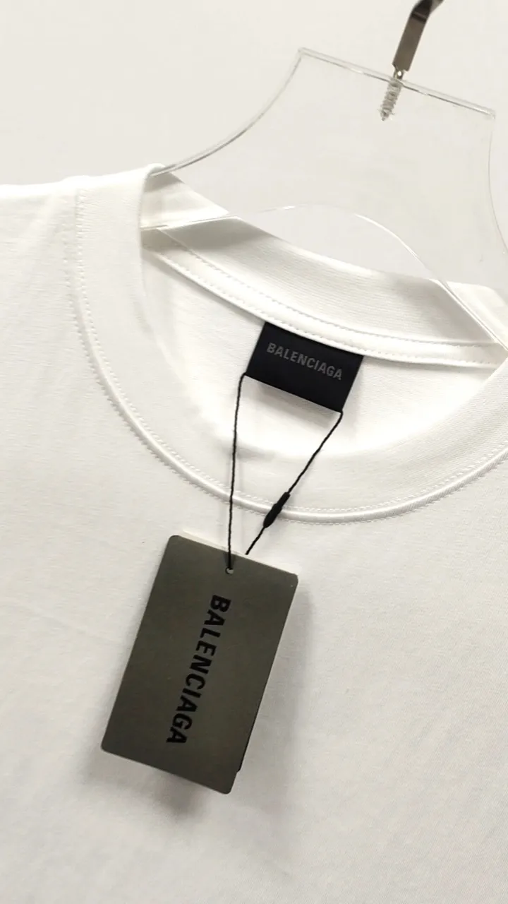 Frontal real-shot video————The top tested version of Balenciaga’s eco-friendly logo arrow three-color loose breathable cotton short-sleeved T-shirt BLCG is one of the most influential brands in the fashion industry. Founded in 1919 by Cristóbal Balenciaga and settled in Paris in 1936, he led many important fashion movements between 1930 and 1968. The representative ready-to-wear series reflects the identity of the brand - Fabric: Made of 32-count double yarn, 260-gram weight fabric, imported knitted needle carded cotton, with moderate thickness, drape and contour - The front printing screen plate is hand-printed, and the 3D full-color scanned pattern is made into film to ensure the highest degree of printing pattern restoration. The upper and lower LOGO printing has a strong touch texture. The printing material uses environmentally friendly active water slurry and anti-sublimation liquid as the base. The garment is resistant to washing and does not desizing. Color: black and white size: XS-L P:240