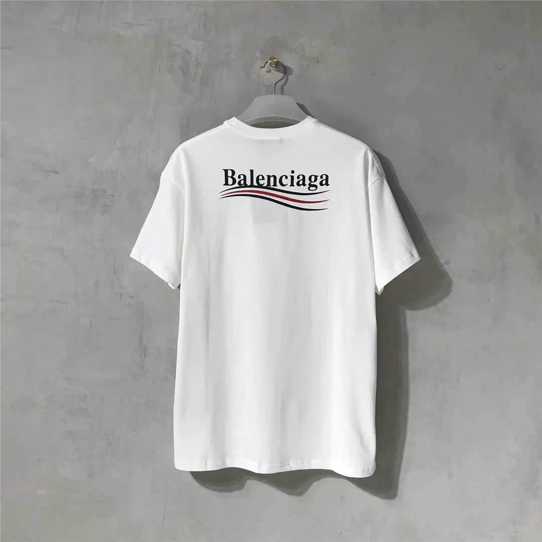 [Top tested version] Balenciaga Classic Loose Unisex Pure Cotton Short Sleeves by Balenciaga. Customized fabrics and printed accessories details are reproduced one to one. It is made of 280g cotton fabric with 32 count fine double cotton yarn plain weave, and the fabric surface is treated with dust-free woolen craftsmanship. The shoulder and chain seams are made of 0.8cm bundled strips inside, and the double chain stitching on the machine side is made of pure cotton. Here is an explanation of why I am dozens of yuan more expensive than others: 1. Each model is produced by the company. The detailed workmanship and fabrics are consistent with the genuine ones. There is no color difference between the ones at the counters. Guaranteed no color difference. Replicas are not scary. Whoever is fake is embarrassed. It’s not shameful to make a replica, it’s shameful if you can’t buy the correct version if you make a replica. All of my series can be found in all major places and will be absolutely stunning!  2. The fabric is made of 280g Paris-specific double yarn. No one can make better fabrics than mine. There is really no way to compare with the ordinary version on the market. Respect it. It is authentic and costs thousands of dollars. Don’t go for the quality of street stalls. 3. The workmanship has been restored in all aspects. The packaging has been restored in all aspects. 4. I guarantee here that this is the highest quality you can find. Size: XS-L Color: White P:240