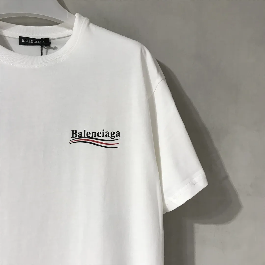 [Top tested version] Balenciaga Classic Loose Unisex Pure Cotton Short Sleeves by Balenciaga. Customized fabrics and printed accessories details are reproduced one to one. It is made of 280g cotton fabric with 32 count fine double cotton yarn plain weave, and the fabric surface is treated with dust-free woolen craftsmanship. The shoulder and chain seams are made of 0.8cm bundled strips inside, and the double chain stitching on the machine side is made of pure cotton. Here is an explanation of why I am dozens of yuan more expensive than others: 1. Each model is produced by the company. The detailed workmanship and fabrics are consistent with the genuine ones. There is no color difference between the ones at the counters. Guaranteed no color difference. Replicas are not scary. Whoever is fake is embarrassed. It’s not shameful to make a replica, it’s shameful if you can’t buy the correct version if you make a replica. All of my series can be found in all major places and will be absolutely stunning!  2. The fabric is made of 280g Paris-specific double yarn. No one can make better fabrics than mine. There is really no way to compare with the ordinary version on the market. Respect it. It is authentic and costs thousands of dollars. Don’t go for the quality of street stalls. 3. The workmanship has been restored in all aspects. The packaging has been restored in all aspects. 4. I guarantee here that this is the highest quality you can find. Size: XS-L Color: White P:240