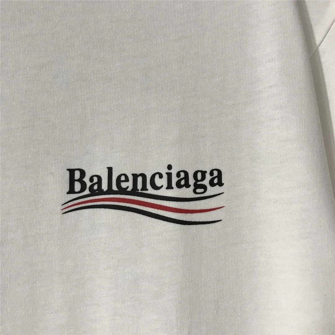 [Top tested version] Balenciaga Classic Loose Unisex Pure Cotton Short Sleeves by Balenciaga. Customized fabrics and printed accessories details are reproduced one to one. It is made of 280g cotton fabric with 32 count fine double cotton yarn plain weave, and the fabric surface is treated with dust-free woolen craftsmanship. The shoulder and chain seams are made of 0.8cm bundled strips inside, and the double chain stitching on the machine side is made of pure cotton. Here is an explanation of why I am dozens of yuan more expensive than others: 1. Each model is produced by the company. The detailed workmanship and fabrics are consistent with the genuine ones. There is no color difference between the ones at the counters. Guaranteed no color difference. Replicas are not scary. Whoever is fake is embarrassed. It’s not shameful to make a replica, it’s shameful if you can’t buy the correct version if you make a replica. All of my series can be found in all major places and will be absolutely stunning!  2. The fabric is made of 280g Paris-specific double yarn. No one can make better fabrics than mine. There is really no way to compare with the ordinary version on the market. Respect it. It is authentic and costs thousands of dollars. Don’t go for the quality of street stalls. 3. The workmanship has been restored in all aspects. The packaging has been restored in all aspects. 4. I guarantee here that this is the highest quality you can find. Size: XS-L Color: White P:240