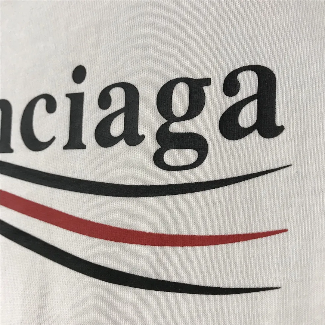 [Top tested version] Balenciaga Classic Loose Unisex Pure Cotton Short Sleeves by Balenciaga. Customized fabrics and printed accessories details are reproduced one to one. It is made of 280g cotton fabric with 32 count fine double cotton yarn plain weave, and the fabric surface is treated with dust-free woolen craftsmanship. The shoulder and chain seams are made of 0.8cm bundled strips inside, and the double chain stitching on the machine side is made of pure cotton. Here is an explanation of why I am dozens of yuan more expensive than others: 1. Each model is produced by the company. The detailed workmanship and fabrics are consistent with the genuine ones. There is no color difference between the ones at the counters. Guaranteed no color difference. Replicas are not scary. Whoever is fake is embarrassed. It’s not shameful to make a replica, it’s shameful if you can’t buy the correct version if you make a replica. All of my series can be found in all major places and will be absolutely stunning!  2. The fabric is made of 280g Paris-specific double yarn. No one can make better fabrics than mine. There is really no way to compare with the ordinary version on the market. Respect it. It is authentic and costs thousands of dollars. Don’t go for the quality of street stalls. 3. The workmanship has been restored in all aspects. The packaging has been restored in all aspects. 4. I guarantee here that this is the highest quality you can find. Size: XS-L Color: White P:240