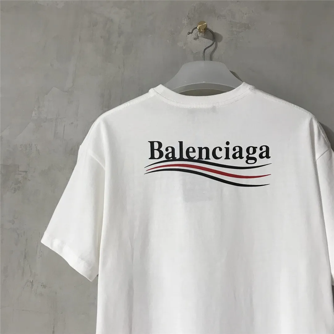 [Top tested version] Balenciaga Classic Loose Unisex Pure Cotton Short Sleeves by Balenciaga. Customized fabrics and printed accessories details are reproduced one to one. It is made of 280g cotton fabric with 32 count fine double cotton yarn plain weave, and the fabric surface is treated with dust-free woolen craftsmanship. The shoulder and chain seams are made of 0.8cm bundled strips inside, and the double chain stitching on the machine side is made of pure cotton. Here is an explanation of why I am dozens of yuan more expensive than others: 1. Each model is produced by the company. The detailed workmanship and fabrics are consistent with the genuine ones. There is no color difference between the ones at the counters. Guaranteed no color difference. Replicas are not scary. Whoever is fake is embarrassed. It’s not shameful to make a replica, it’s shameful if you can’t buy the correct version if you make a replica. All of my series can be found in all major places and will be absolutely stunning!  2. The fabric is made of 280g Paris-specific double yarn. No one can make better fabrics than mine. There is really no way to compare with the ordinary version on the market. Respect it. It is authentic and costs thousands of dollars. Don’t go for the quality of street stalls. 3. The workmanship has been restored in all aspects. The packaging has been restored in all aspects. 4. I guarantee here that this is the highest quality you can find. Size: XS-L Color: White P:240