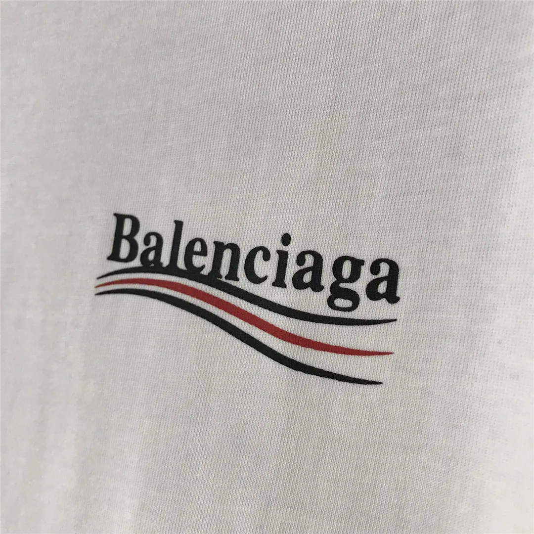 [Top tested version] Balenciaga Classic Loose Unisex Pure Cotton Short Sleeves by Balenciaga. Customized fabrics and printed accessories details are reproduced one to one. It is made of 280g cotton fabric with 32 count fine double cotton yarn plain weave, and the fabric surface is treated with dust-free woolen craftsmanship. The shoulder and chain seams are made of 0.8cm bundled strips inside, and the double chain stitching on the machine side is made of pure cotton. Here is an explanation of why I am dozens of yuan more expensive than others: 1. Each model is produced by the company. The detailed workmanship and fabrics are consistent with the genuine ones. There is no color difference between the ones at the counters. Guaranteed no color difference. Replicas are not scary. Whoever is fake is embarrassed. It’s not shameful to make a replica, it’s shameful if you can’t buy the correct version if you make a replica. All of my series can be found in all major places and will be absolutely stunning!  2. The fabric is made of 280g Paris-specific double yarn. No one can make better fabrics than mine. There is really no way to compare with the ordinary version on the market. Respect it. It is authentic and costs thousands of dollars. Don’t go for the quality of street stalls. 3. The workmanship has been restored in all aspects. The packaging has been restored in all aspects. 4. I guarantee here that this is the highest quality you can find. Size: XS-L Color: White P:240