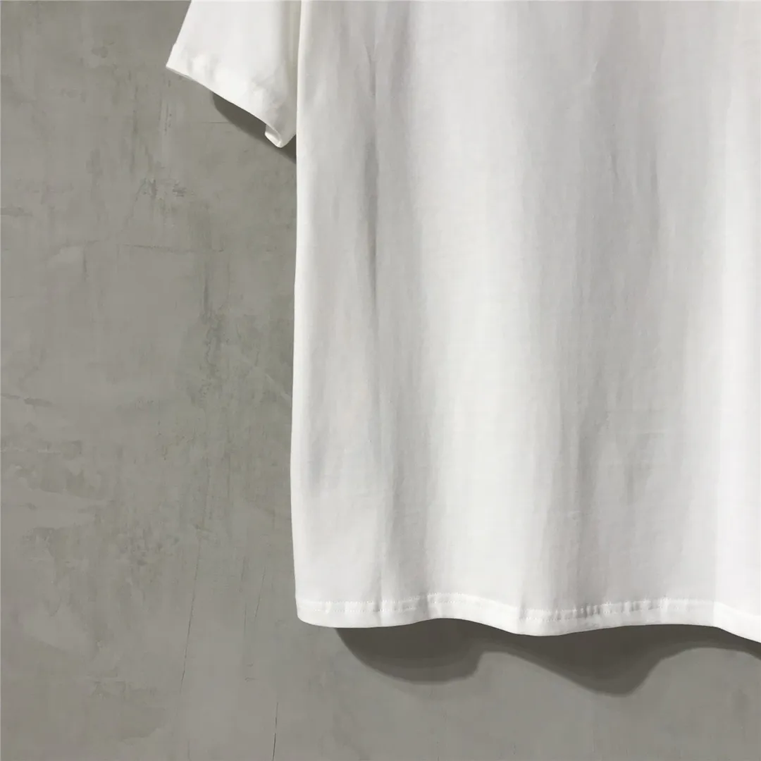 [Top tested version] Balenciaga Classic Loose Unisex Pure Cotton Short Sleeves by Balenciaga. Customized fabrics and printed accessories details are reproduced one to one. It is made of 280g cotton fabric with 32 count fine double cotton yarn plain weave, and the fabric surface is treated with dust-free woolen craftsmanship. The shoulder and chain seams are made of 0.8cm bundled strips inside, and the double chain stitching on the machine side is made of pure cotton. Here is an explanation of why I am dozens of yuan more expensive than others: 1. Each model is produced by the company. The detailed workmanship and fabrics are consistent with the genuine ones. There is no color difference between the ones at the counters. Guaranteed no color difference. Replicas are not scary. Whoever is fake is embarrassed. It’s not shameful to make a replica, it’s shameful if you can’t buy the correct version if you make a replica. All of my series can be found in all major places and will be absolutely stunning!  2. The fabric is made of 280g Paris-specific double yarn. No one can make better fabrics than mine. There is really no way to compare with the ordinary version on the market. Respect it. It is authentic and costs thousands of dollars. Don’t go for the quality of street stalls. 3. The workmanship has been restored in all aspects. The packaging has been restored in all aspects. 4. I guarantee here that this is the highest quality you can find. Size: XS-L Color: White P:240