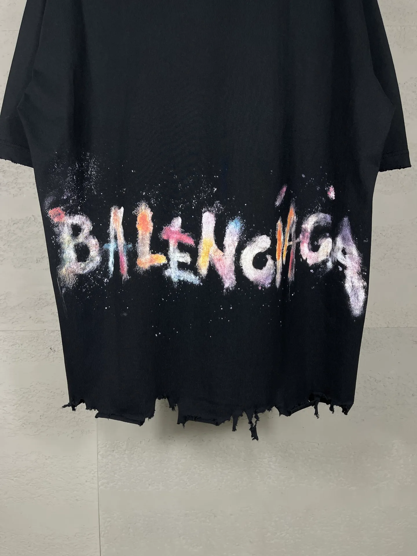 🅿️180 real shots [Top version. Official website quality] BALENCI*GA/25 new model. The front has a classic pattern of graffiti and embroidered wheat ears, and the letters on the back are hand-painted graffiti colors that collide with the old short-sleeved T-shirt # SS25, the latest style. Research and development at the first time, different market currencies. Comparisons welcome. The fabric is made of Paris ZP custom-woven and dyed cotton double yarn. Weighing 260 grams, the cloth surface is clean. The cloth pattern is clear, soft and comfortable. The threads are dyed with no color difference. The embroidery is embroidered using an imported Tajima computer embroidery machine, and the letters are hand-painted with graffiti colors on the back. Jubie market currency. Welcome to compare. The version adopts OS loose shoulder design. Same style for men and women. Code: BL253681 Color: black, pink Size: XS S M L