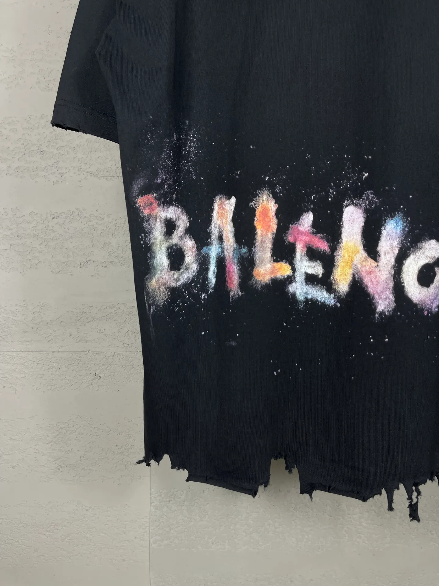 🅿️180 real shots [Top version. Official website quality] BALENCI*GA/25 new model. The front has a classic pattern of graffiti and embroidered wheat ears, and the letters on the back are hand-painted graffiti colors that collide with the old short-sleeved T-shirt # SS25, the latest style. Research and development at the first time, different market currencies. Comparisons welcome. The fabric is made of Paris ZP custom-woven and dyed cotton double yarn. Weighing 260 grams, the cloth surface is clean. The cloth pattern is clear, soft and comfortable. The threads are dyed with no color difference. The embroidery is embroidered using an imported Tajima computer embroidery machine, and the letters are hand-painted with graffiti colors on the back. Jubie market currency. Welcome to compare. The version adopts OS loose shoulder design. Same style for men and women. Code: BL253681 Color: black, pink Size: XS S M L