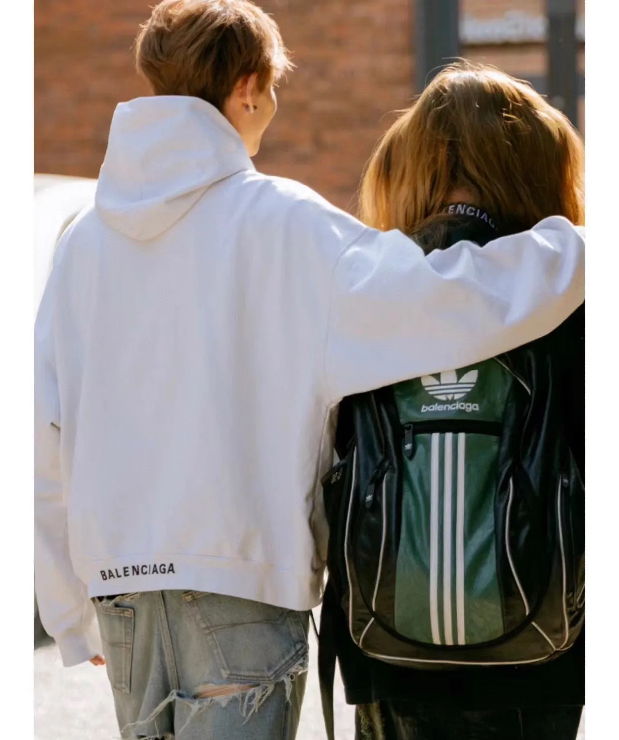 ♻️💯Reference model picture for the upper body❤️Top tested version BALENCIAGA love❤️Print male and female couple star same style pullover hoodie sweatshirt Decorated with I on the front ❤️Art work embroidery｜Brand logo embroidery on the lower back｜Distressed effect Heavy 480g pure cotton terry fabric, full of feel. The weight of the ready-made clothes is more than one kilogram, and the drape is very good! The new plate-making process that imitates hand embroidery has the rough feel of hand embroidery, and the stitching method is adjusted according to the original pattern. After embroidery, the stitching technique is imitated by hand embroidery, and the smooth curves highlight the embroidery effect.  The main body of the logo pattern is precision stitched; the embroidery is very fine and dense. Linen embroidery thread is used combined with dense processing to increase the three-dimensional effect, and the embroidery body has a subtle matte visual texture. Color: washed black white Size: S--XL P:390