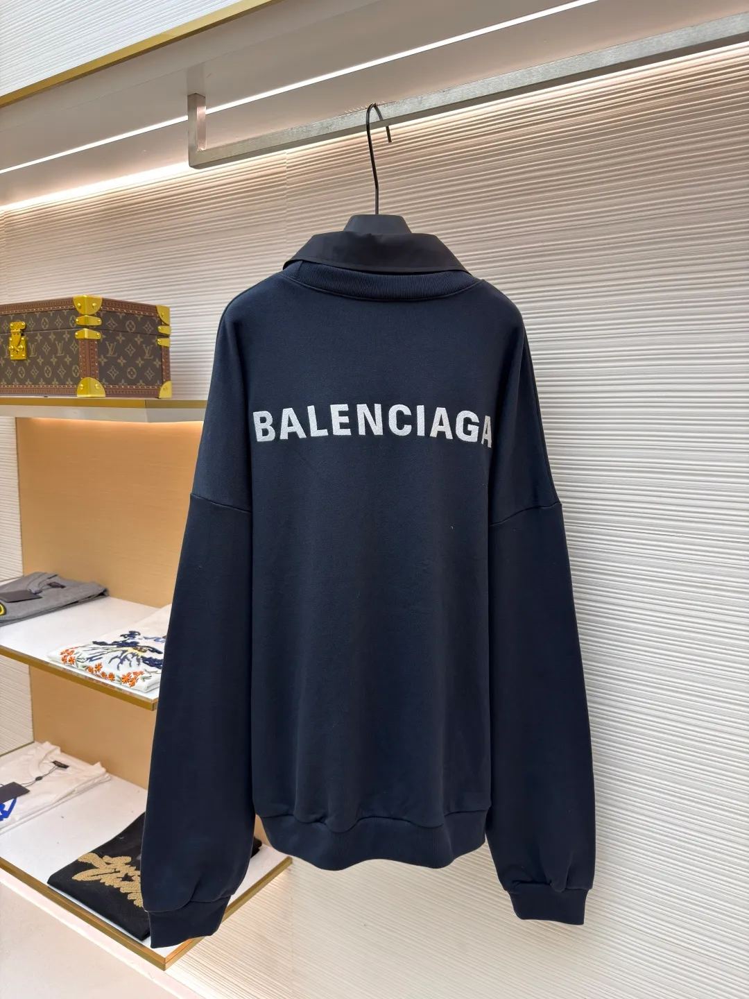 Balenciaga fake two-piece collared crew neck sweatshirt ●Original version: purchased and developed by 7652 ●Item number: 1681727-A50 ●Material: combed cotton fabric ●Technology: embroidery production ●Color: royal blue ●Version: fitted version ●Weight: about 785 grams ●Size: S-M-L-XL ●Description: The fabric is made of custom-woven and dyed 400 grams combed cotton, and the weight is the key indicator to measure the thickness of the fabric. 400 grams belongs to the high weight category, which gives the sweatshirt excellent stiffness, drape and warmth. This sense of weight does not attach softly to the body, but can build the architectural silhouette that Demna is pursuing. During the spinning process, the shorter cotton fibers and impurities are removed, leaving longer, stronger fibers. This makes the final fabric smoother, stronger, and less prone to pilling, essentially improving durability and premium feel. The splicing line between the collar and the sweatshirt body must be clean and neat, and the transition relationship between the inner and outer layers needs to be calculated just right. This is a kind of "deliberate randomness" whose complexity is much higher than actually wearing two pieces of clothing. It challenges the traditional definition of "a piece of clothing" and is the embodiment of Demna's signature deconstruction and reorganization techniques. It combines two clothing with different functions (formal collar and casual sweatshirt) to create a new species full of contradictions and interest. The overall wiring is straight and delicate, the fabric is comfortable and soft, and the color is consistent without color difference. It can be matched with the same style to create a fashionable look and control various occasions. Customized accessories, complete with three standards, same style for men and women!