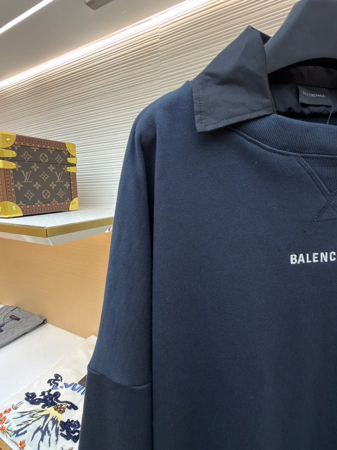 Balenciaga fake two-piece collared crew neck sweatshirt ●Original version: purchased and developed by 7652 ●Item number: 1681727-A50 ●Material: combed cotton fabric ●Technology: embroidery production ●Color: royal blue ●Version: fitted version ●Weight: about 785 grams ●Size: S-M-L-XL ●Description: The fabric is made of custom-woven and dyed 400 grams combed cotton, and the weight is the key indicator to measure the thickness of the fabric. 400 grams belongs to the high weight category, which gives the sweatshirt excellent stiffness, drape and warmth. This sense of weight does not attach softly to the body, but can build the architectural silhouette that Demna is pursuing. During the spinning process, the shorter cotton fibers and impurities are removed, leaving longer, stronger fibers. This makes the final fabric smoother, stronger, and less prone to pilling, essentially improving durability and premium feel. The splicing line between the collar and the sweatshirt body must be clean and neat, and the transition relationship between the inner and outer layers needs to be calculated just right. This is a kind of "deliberate randomness" whose complexity is much higher than actually wearing two pieces of clothing. It challenges the traditional definition of "a piece of clothing" and is the embodiment of Demna's signature deconstruction and reorganization techniques. It combines two clothing with different functions (formal collar and casual sweatshirt) to create a new species full of contradictions and interest. The overall wiring is straight and delicate, the fabric is comfortable and soft, and the color is consistent without color difference. It can be matched with the same style to create a fashionable look and control various occasions. Customized accessories, complete with three standards, same style for men and women!