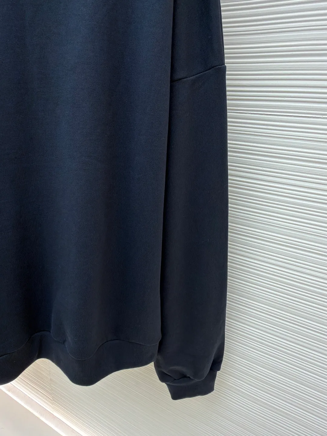 Balenciaga fake two-piece collared crew neck sweatshirt ●Original version: purchased and developed by 7652 ●Item number: 1681727-A50 ●Material: combed cotton fabric ●Technology: embroidery production ●Color: royal blue ●Version: fitted version ●Weight: about 785 grams ●Size: S-M-L-XL ●Description: The fabric is made of custom-woven and dyed 400 grams combed cotton, and the weight is the key indicator to measure the thickness of the fabric. 400 grams belongs to the high weight category, which gives the sweatshirt excellent stiffness, drape and warmth. This sense of weight does not attach softly to the body, but can build the architectural silhouette that Demna is pursuing. During the spinning process, the shorter cotton fibers and impurities are removed, leaving longer, stronger fibers. This makes the final fabric smoother, stronger, and less prone to pilling, essentially improving durability and premium feel. The splicing line between the collar and the sweatshirt body must be clean and neat, and the transition relationship between the inner and outer layers needs to be calculated just right. This is a kind of "deliberate randomness" whose complexity is much higher than actually wearing two pieces of clothing. It challenges the traditional definition of "a piece of clothing" and is the embodiment of Demna's signature deconstruction and reorganization techniques. It combines two clothing with different functions (formal collar and casual sweatshirt) to create a new species full of contradictions and interest. The overall wiring is straight and delicate, the fabric is comfortable and soft, and the color is consistent without color difference. It can be matched with the same style to create a fashionable look and control various occasions. Customized accessories, complete with three standards, same style for men and women!