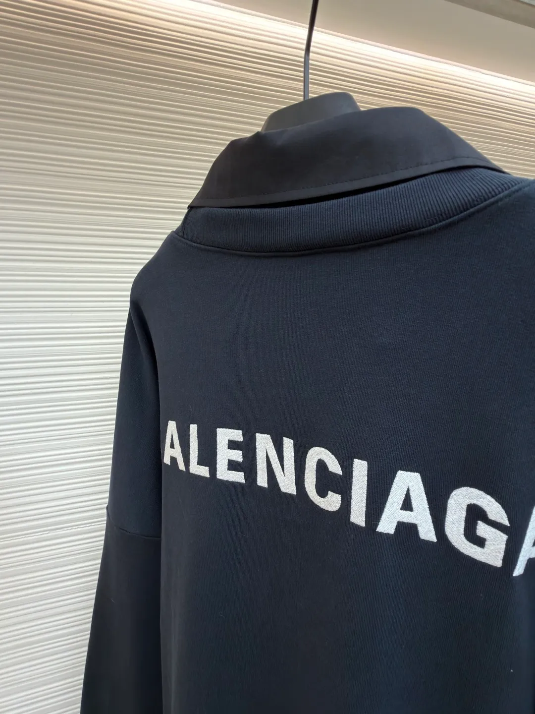 Balenciaga fake two-piece collared crew neck sweatshirt ●Original version: purchased and developed by 7652 ●Item number: 1681727-A50 ●Material: combed cotton fabric ●Technology: embroidery production ●Color: royal blue ●Version: fitted version ●Weight: about 785 grams ●Size: S-M-L-XL ●Description: The fabric is made of custom-woven and dyed 400 grams combed cotton, and the weight is the key indicator to measure the thickness of the fabric. 400 grams belongs to the high weight category, which gives the sweatshirt excellent stiffness, drape and warmth. This sense of weight does not attach softly to the body, but can build the architectural silhouette that Demna is pursuing. During the spinning process, the shorter cotton fibers and impurities are removed, leaving longer, stronger fibers. This makes the final fabric smoother, stronger, and less prone to pilling, essentially improving durability and premium feel. The splicing line between the collar and the sweatshirt body must be clean and neat, and the transition relationship between the inner and outer layers needs to be calculated just right. This is a kind of "deliberate randomness" whose complexity is much higher than actually wearing two pieces of clothing. It challenges the traditional definition of "a piece of clothing" and is the embodiment of Demna's signature deconstruction and reorganization techniques. It combines two clothing with different functions (formal collar and casual sweatshirt) to create a new species full of contradictions and interest. The overall wiring is straight and delicate, the fabric is comfortable and soft, and the color is consistent without color difference. It can be matched with the same style to create a fashionable look and control various occasions. Customized accessories, complete with three standards, same style for men and women!
