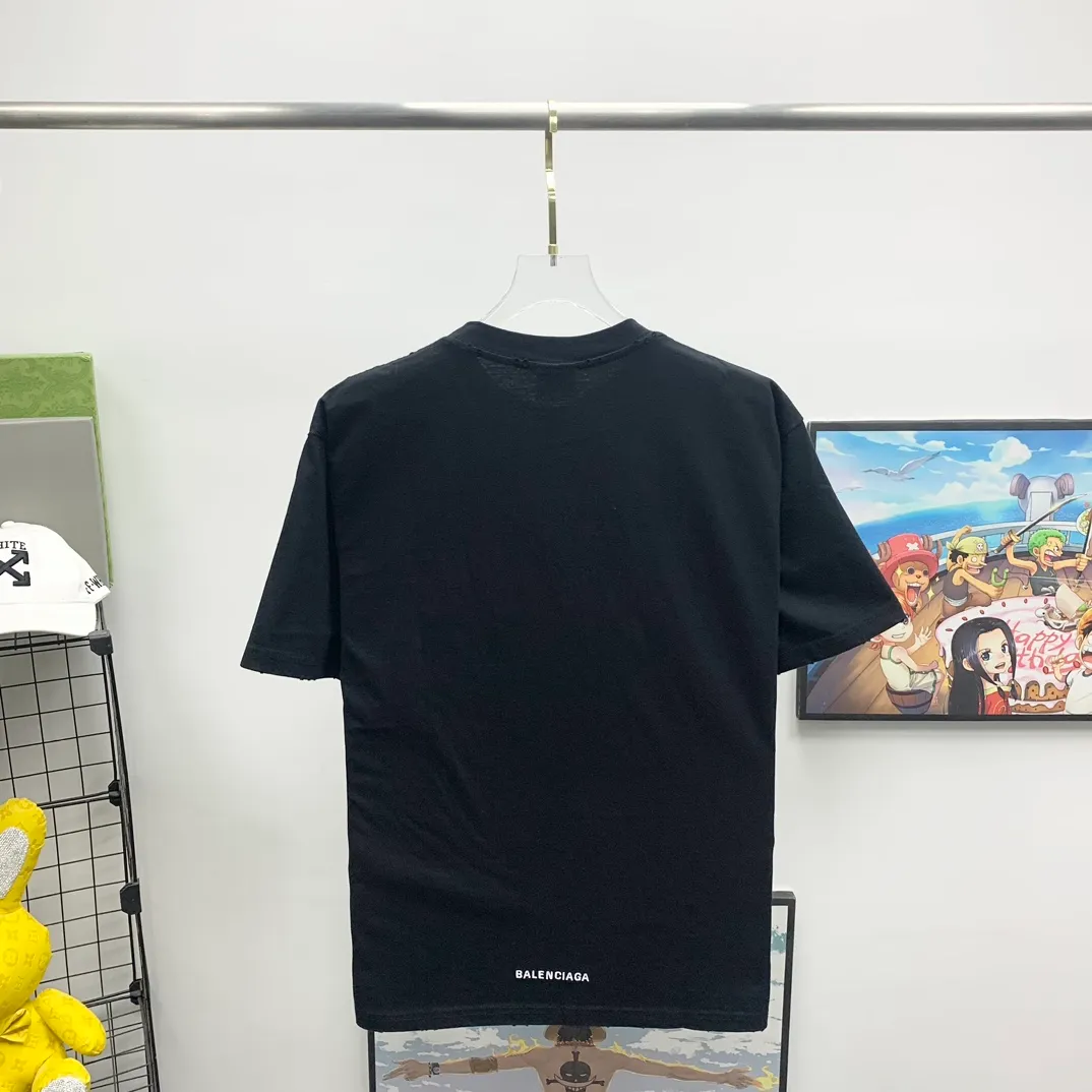 The top tried and tested version of BALENCIAGA's "Tanabata Little Love" printed short-sleeved T-shirt with the same style of male and female couple stars. The front is decorated with ie t'aime artwork embroidery | The lower back is decorated with brand logo embroidery | Distressed effect. Combed cotton has better durability than cotton. Combed cotton fabrics are durable and washable. They use better quality cotton, so the fabrics are not prone to pilling.  The new plate-making process that imitates hand embroidery has the rough feel of hand embroidery, and the stitching method is adjusted according to the original pattern. After embroidery, the stitching technique is imitated by hand embroidery, and the smooth curves highlight the embroidery effect.  The main body of the logo pattern is precision stitched; the embroidery is very fine and dense. Linen embroidery thread is used combined with dense processing to increase the three-dimensional effect, and the embroidery body has a subtle matte visual texture. Color: red black white P:260 Size: S--XL