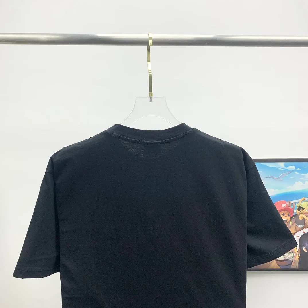 The top tried and tested version of BALENCIAGA's "Tanabata Little Love" printed short-sleeved T-shirt with the same style of male and female couple stars. The front is decorated with ie t'aime artwork embroidery | The lower back is decorated with brand logo embroidery | Distressed effect. Combed cotton has better durability than cotton. Combed cotton fabrics are durable and washable. They use better quality cotton, so the fabrics are not prone to pilling.  The new plate-making process that imitates hand embroidery has the rough feel of hand embroidery, and the stitching method is adjusted according to the original pattern. After embroidery, the stitching technique is imitated by hand embroidery, and the smooth curves highlight the embroidery effect.  The main body of the logo pattern is precision stitched; the embroidery is very fine and dense. Linen embroidery thread is used combined with dense processing to increase the three-dimensional effect, and the embroidery body has a subtle matte visual texture. Color: red black white P:260 Size: S--XL
