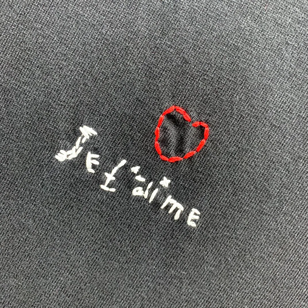 The top tried and tested version of BALENCIAGA's "Tanabata Little Love" printed short-sleeved T-shirt with the same style of male and female couple stars. The front is decorated with ie t'aime artwork embroidery | The lower back is decorated with brand logo embroidery | Distressed effect. Combed cotton has better durability than cotton. Combed cotton fabrics are durable and washable. They use better quality cotton, so the fabrics are not prone to pilling.  The new plate-making process that imitates hand embroidery has the rough feel of hand embroidery, and the stitching method is adjusted according to the original pattern. After embroidery, the stitching technique is imitated by hand embroidery, and the smooth curves highlight the embroidery effect.  The main body of the logo pattern is precision stitched; the embroidery is very fine and dense. Linen embroidery thread is used combined with dense processing to increase the three-dimensional effect, and the embroidery body has a subtle matte visual texture. Color: red black white P:260 Size: S--XL